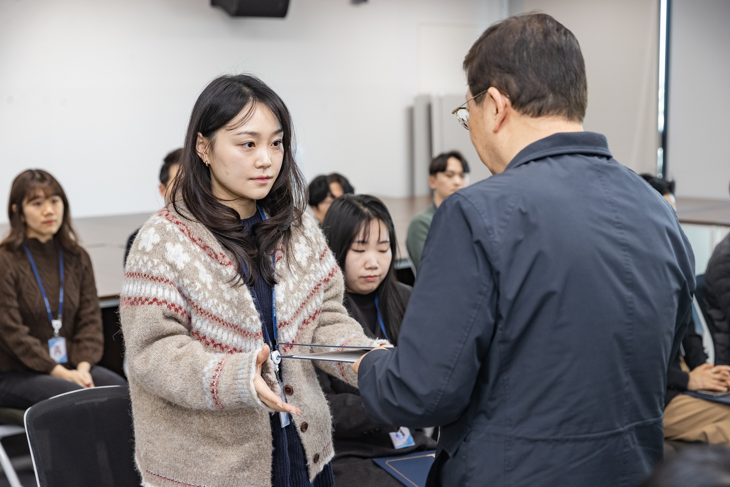 20251226-2026년 상반기 정기인사 발령장 수여식 20251226-55379_L_203818.jpg