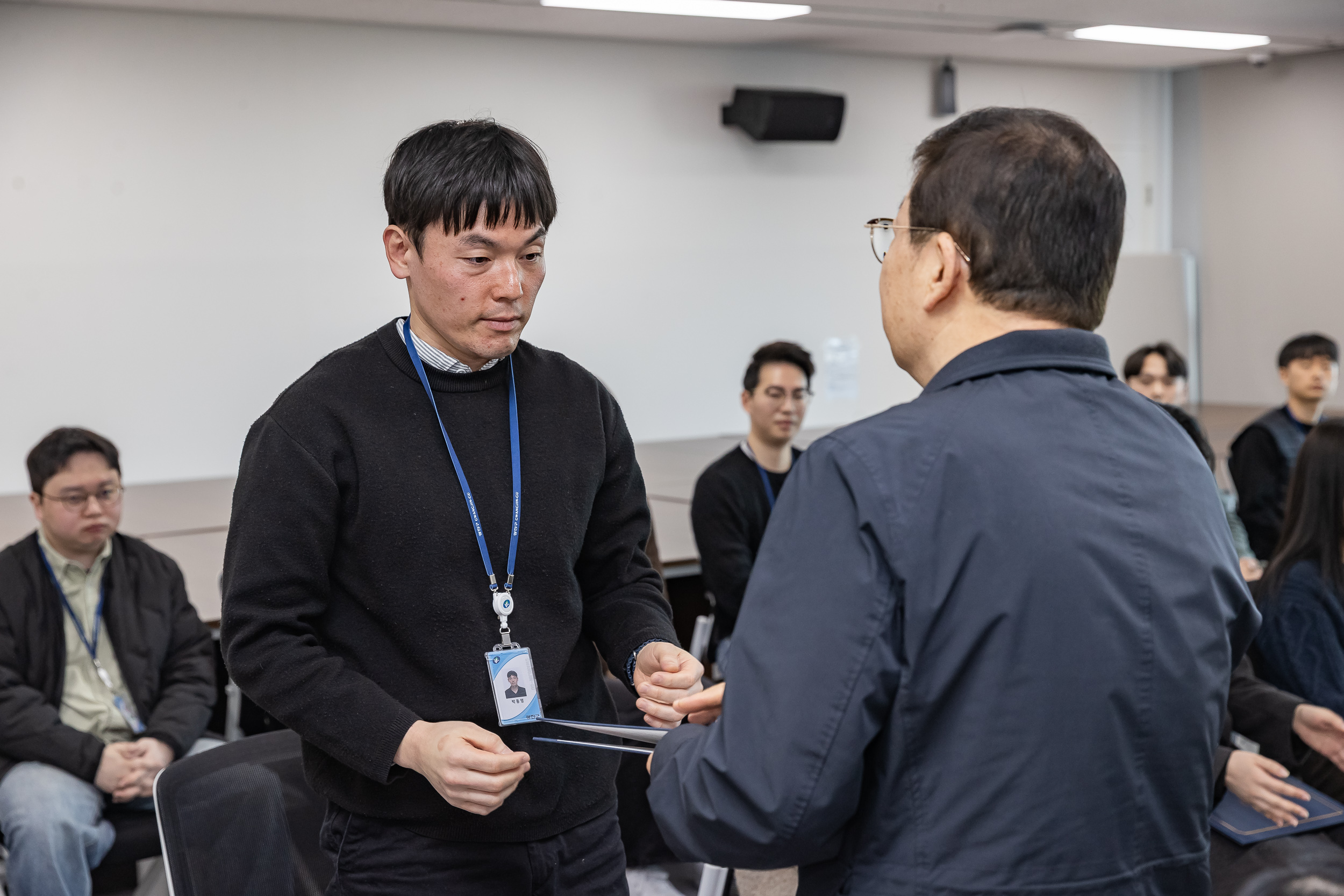 20251226-2026년 상반기 정기인사 발령장 수여식 20251226-55390_L_203818.jpg
