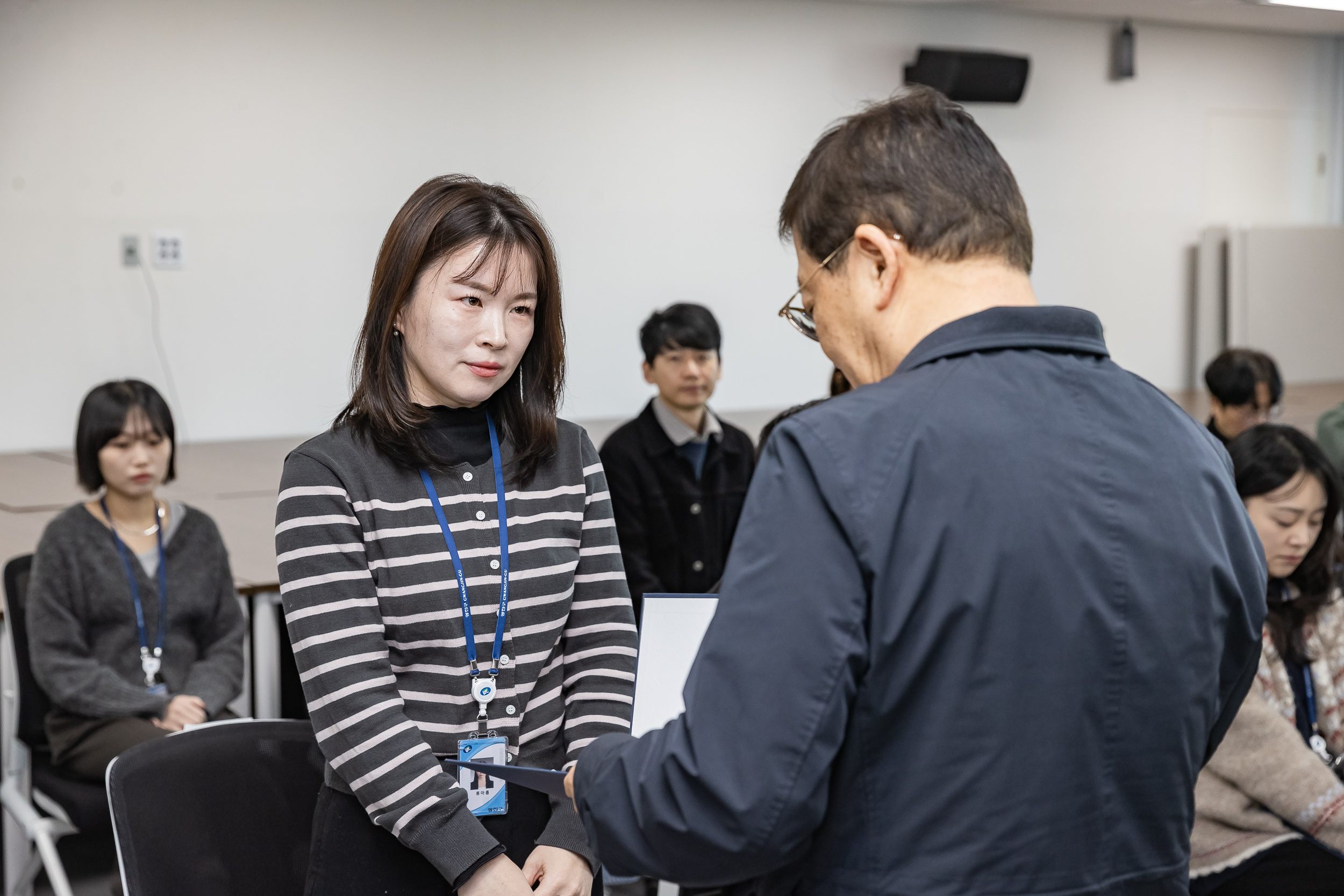 20251226-2026년 상반기 정기인사 발령장 수여식 20251226-55399_L_203818.jpg