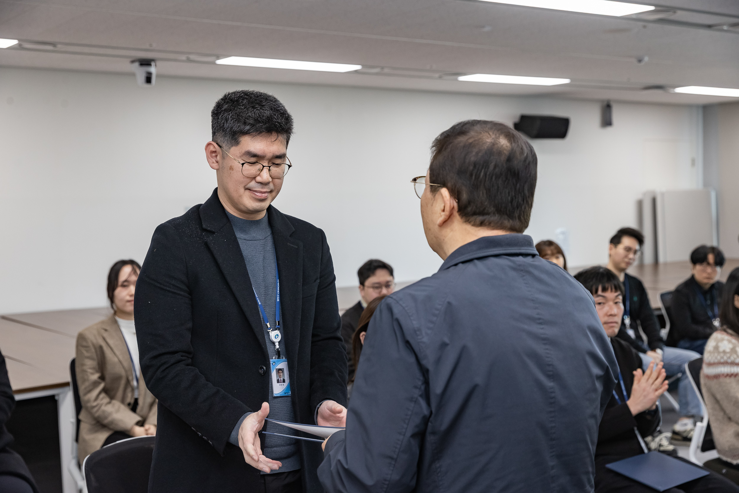 20251226-2026년 상반기 정기인사 발령장 수여식 20251226-55411_L_203818.jpg