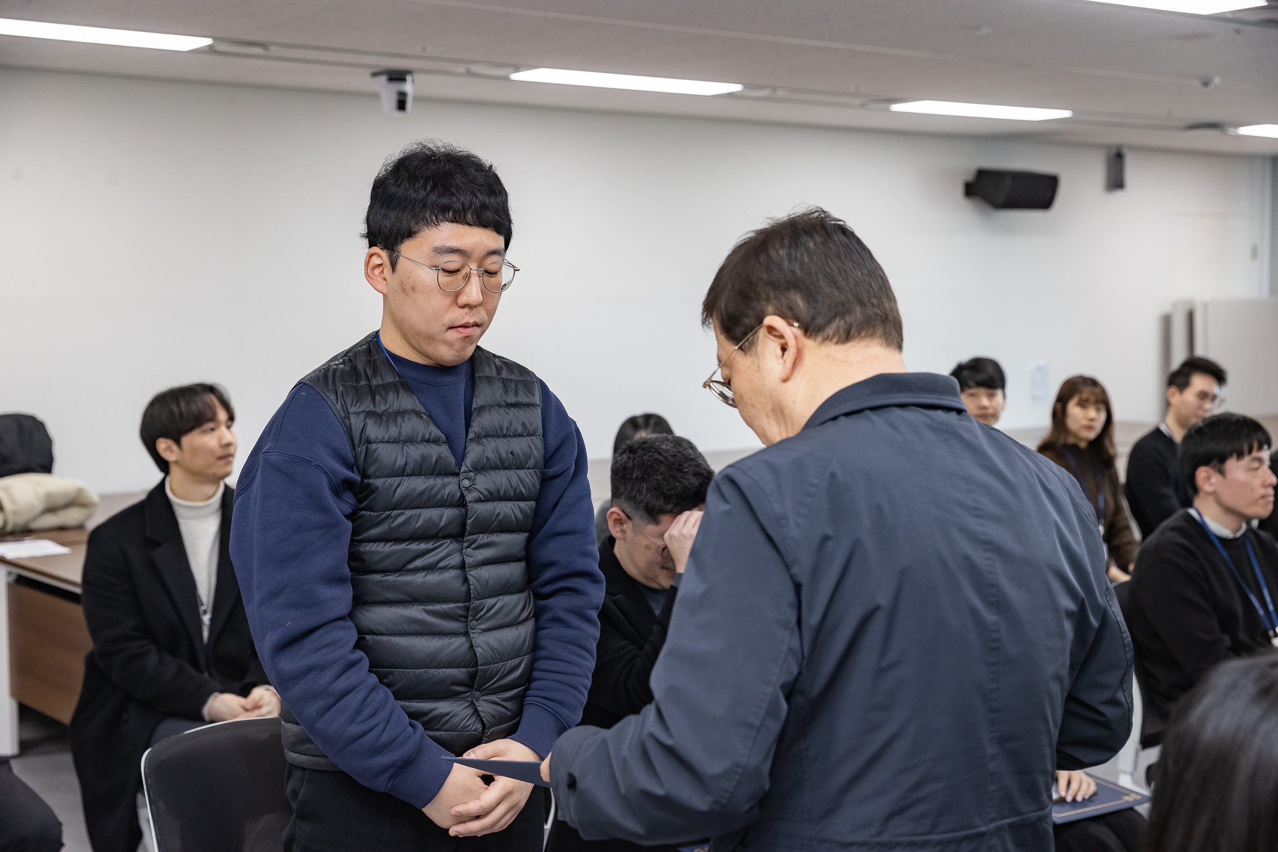 20251226-2026년 상반기 정기인사 발령장 수여식 20251226-55417_L_203818.jpg