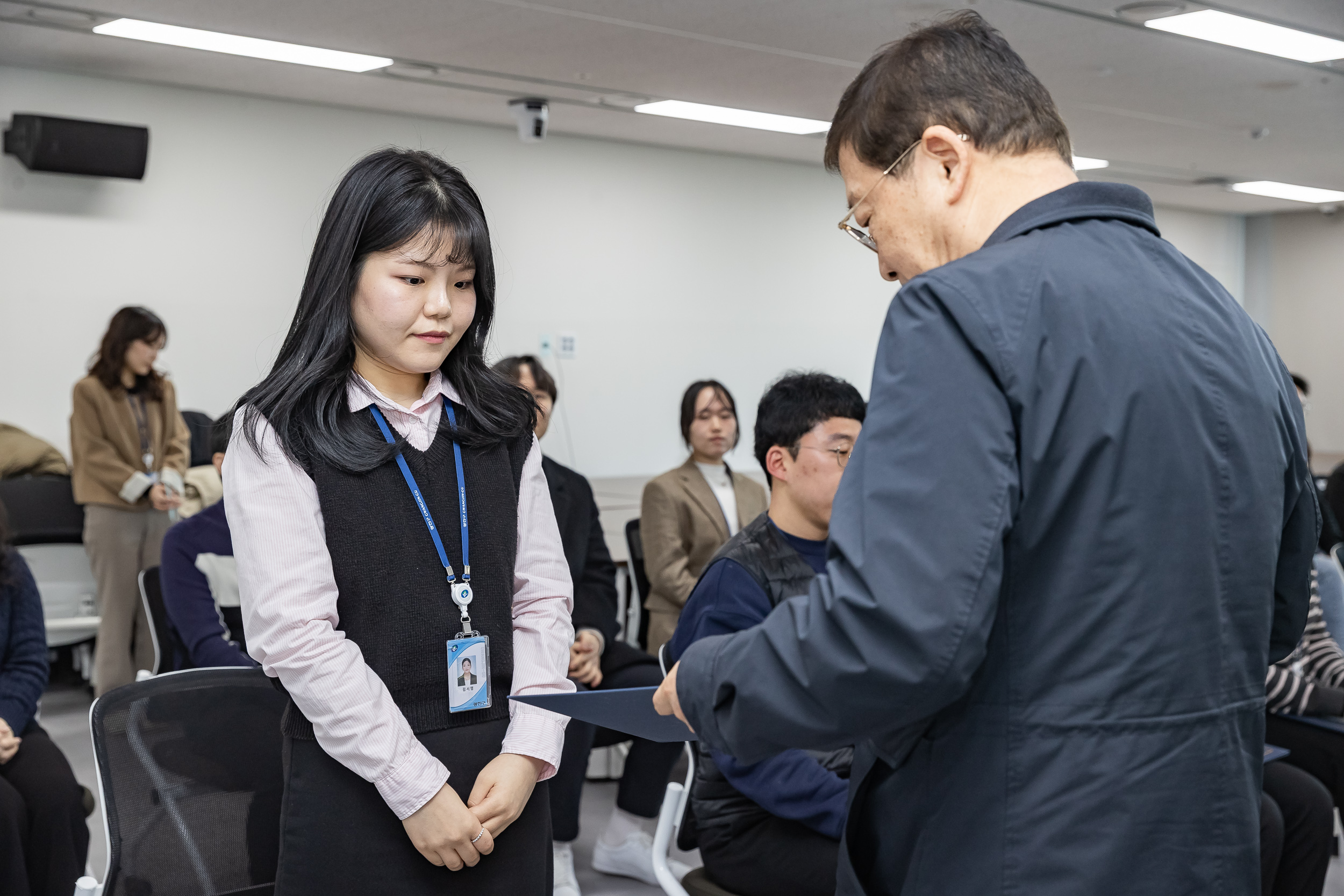 20251226-2026년 상반기 정기인사 발령장 수여식 20251226-55424_L_203818.jpg