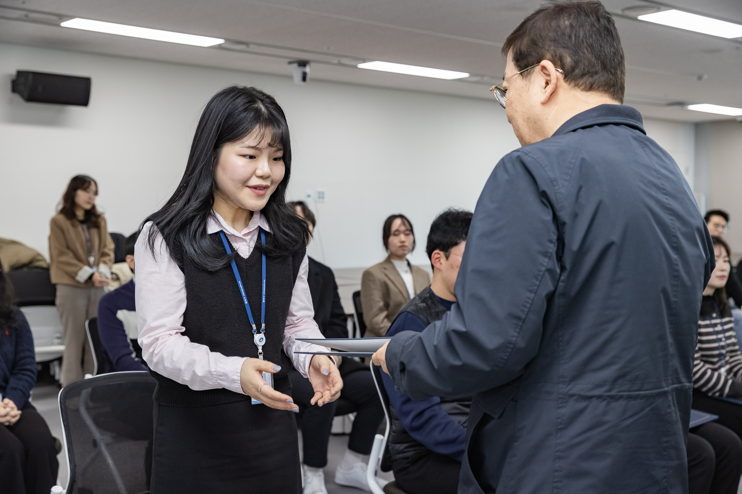 20251226-2026년 상반기 정기인사 발령장 수여식 20251226-55428_L_203818.jpg