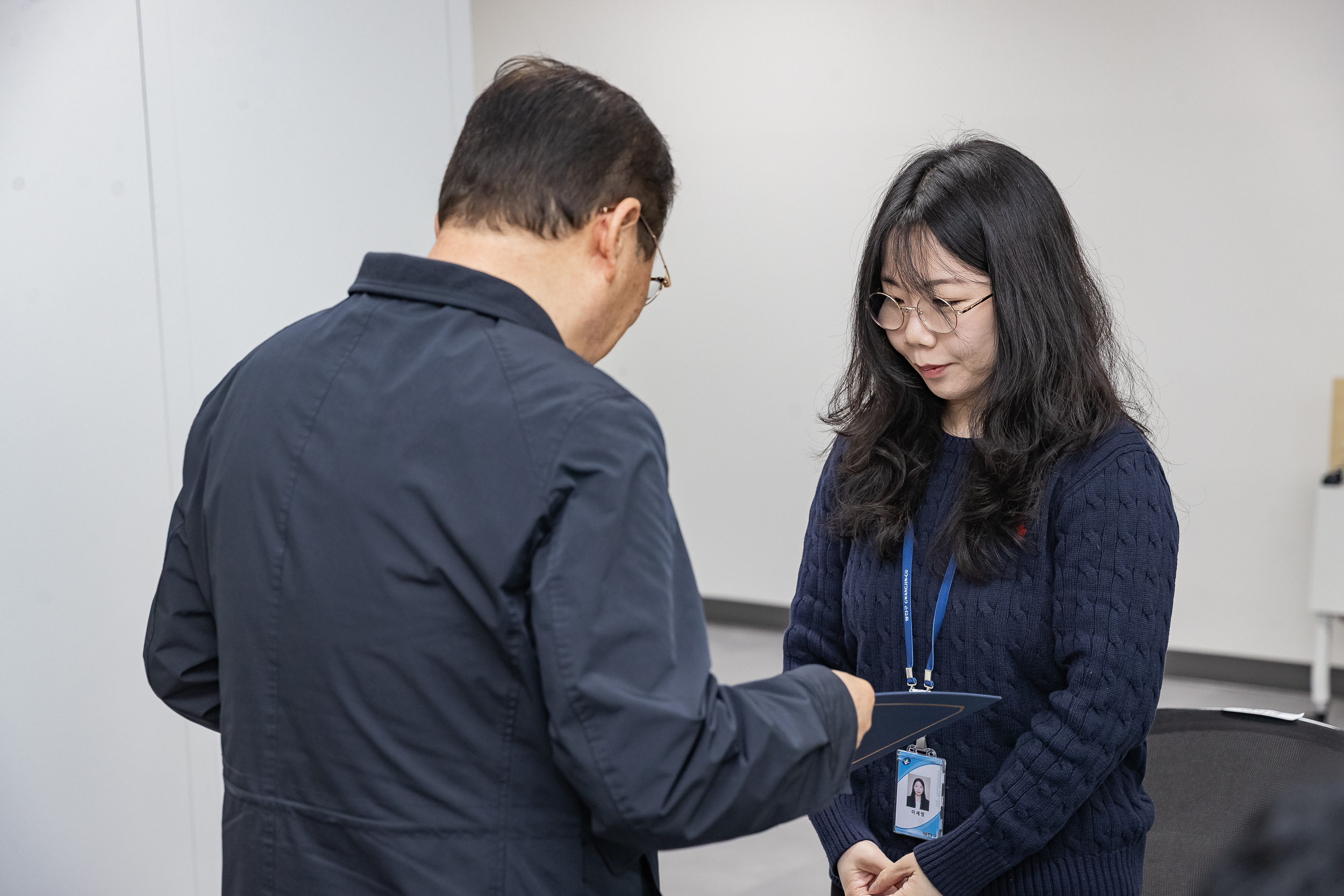 20251226-2026년 상반기 정기인사 발령장 수여식 20251226-55433_L_203818.jpg