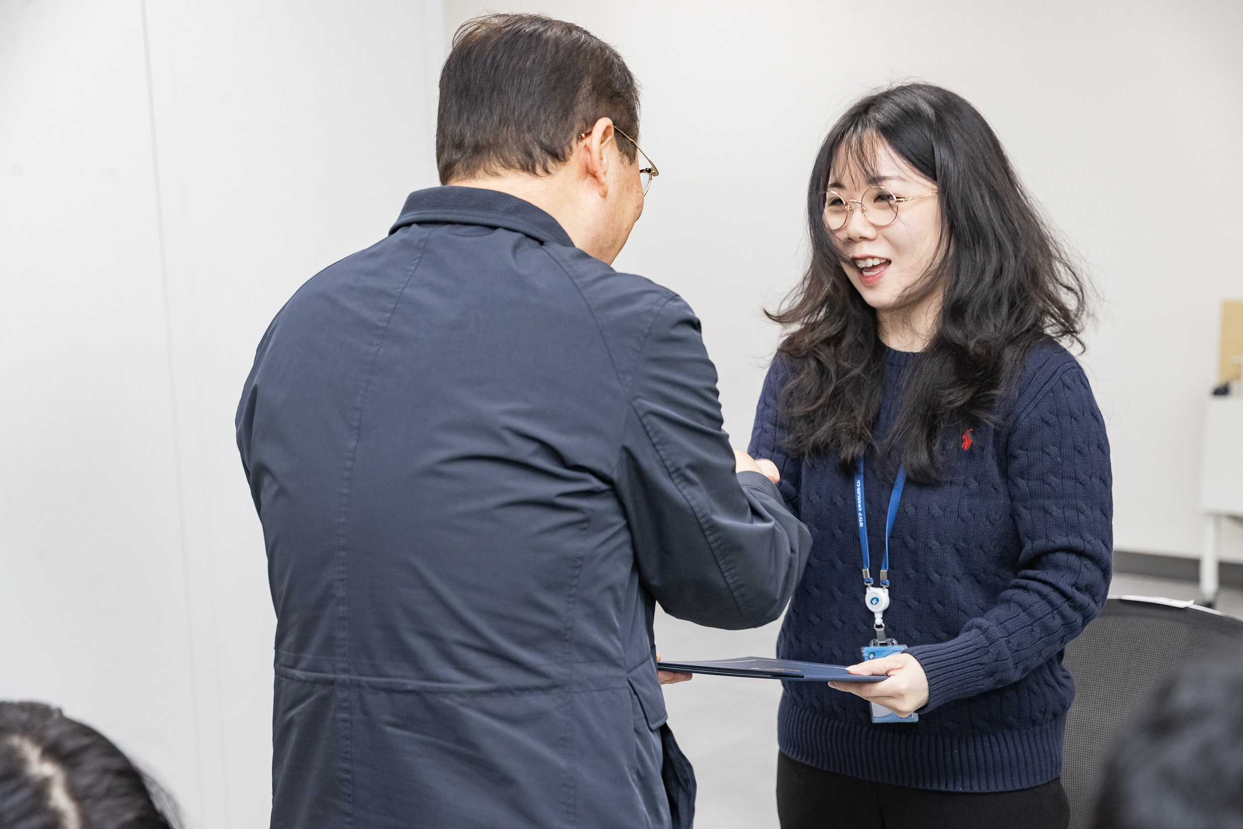 20251226-2026년 상반기 정기인사 발령장 수여식 20251226-55441_L_203818.jpg