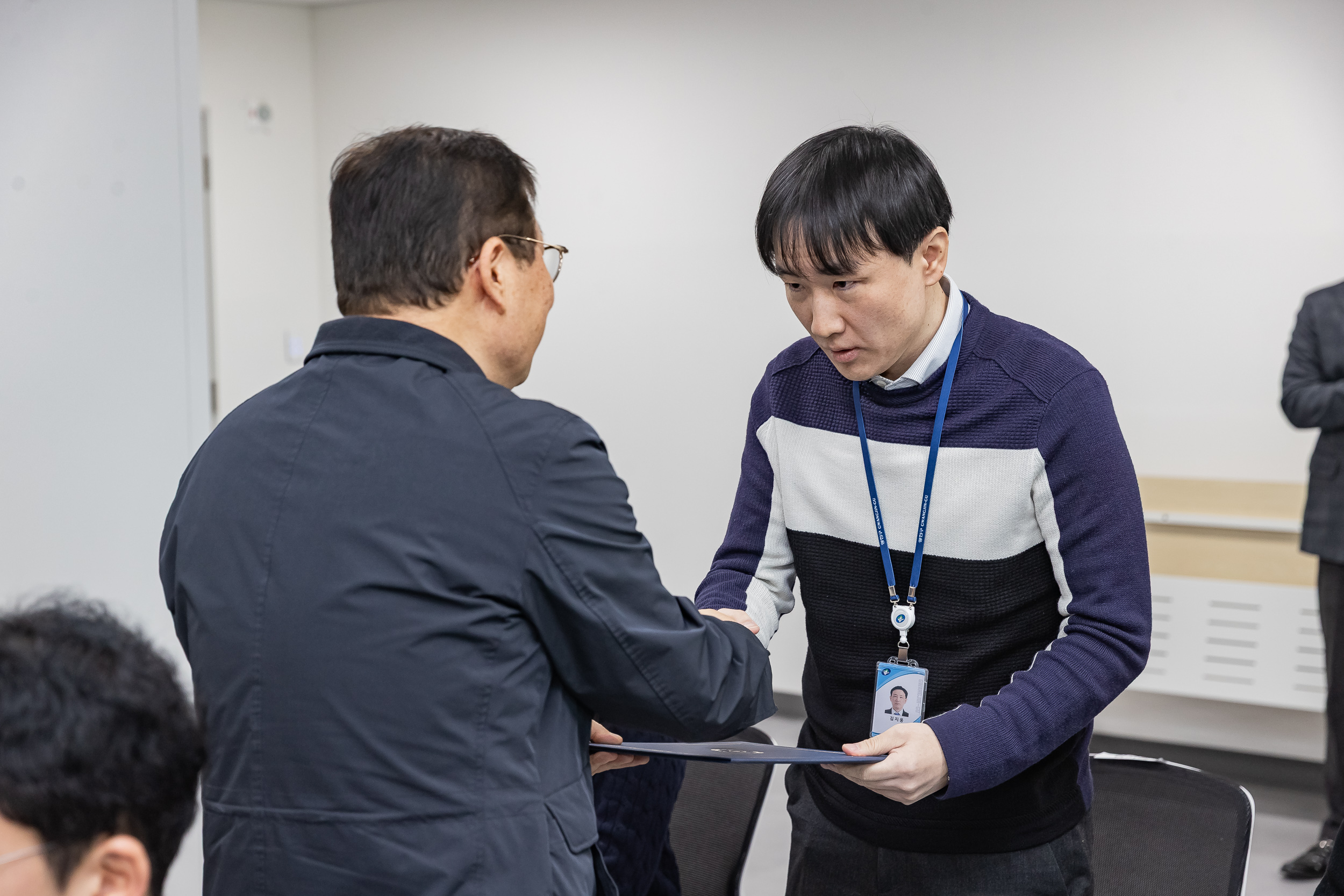 20251226-2026년 상반기 정기인사 발령장 수여식 20251226-55452_L_203818.jpg