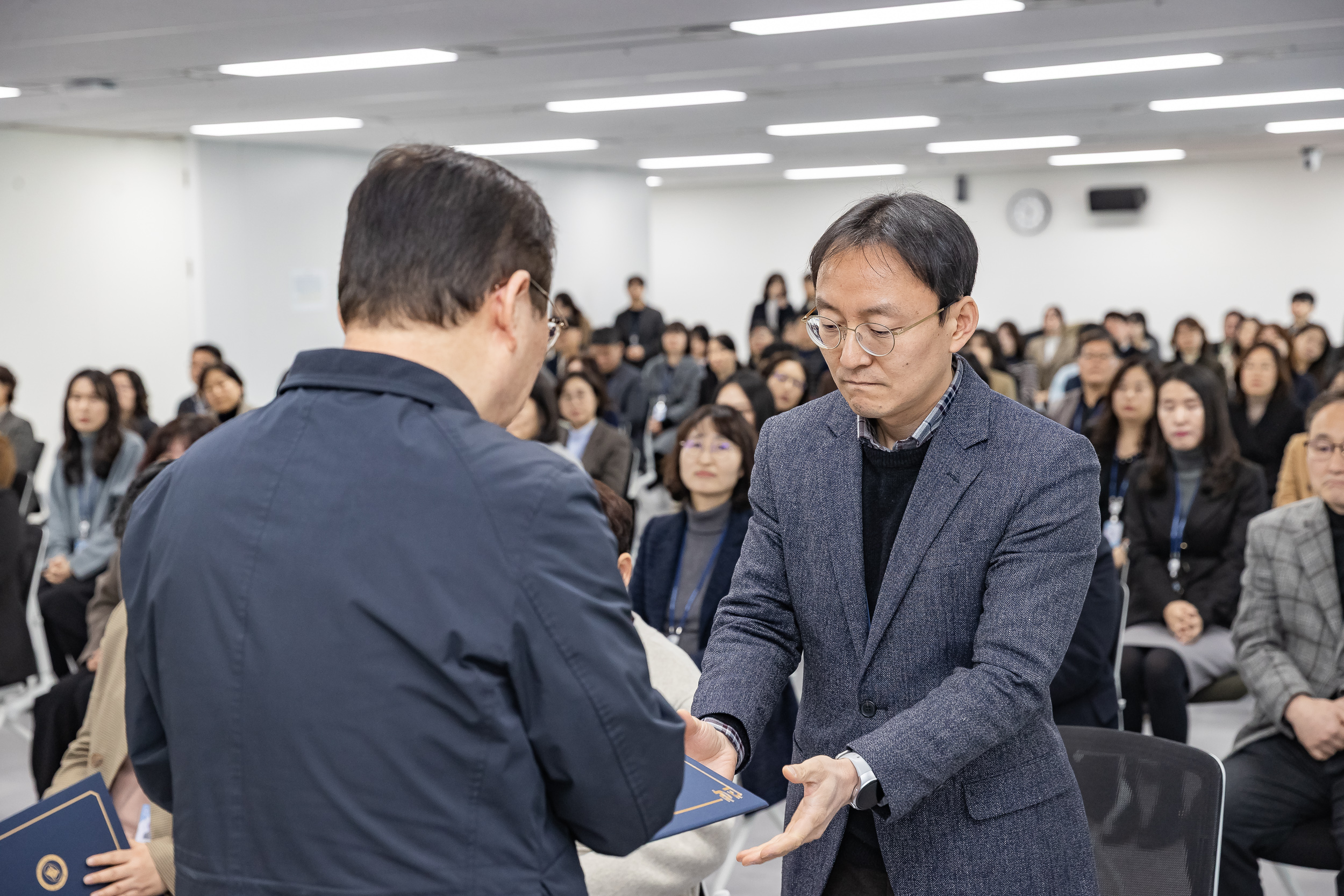 20251226-2026년 상반기 정기인사 발령장 수여식 20251226-54654_L_203812.jpg