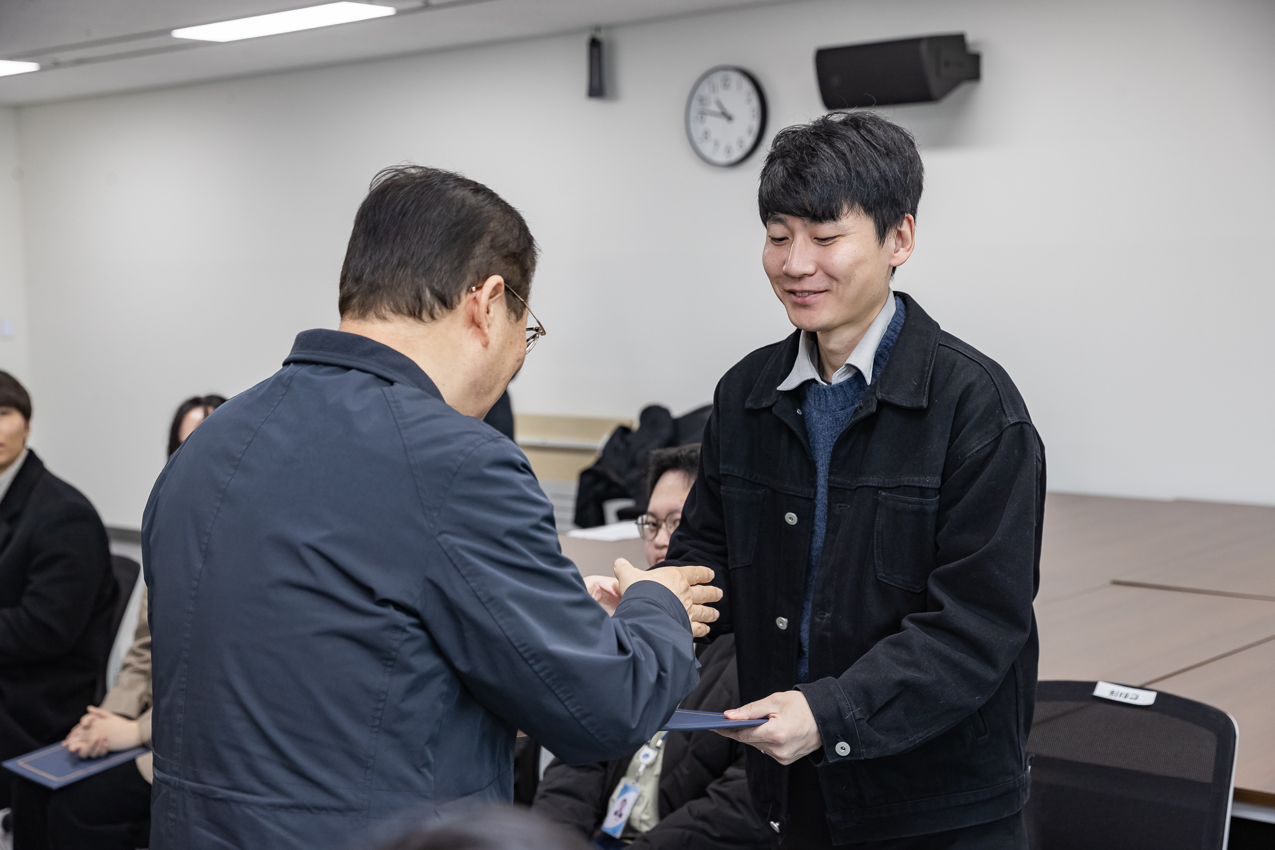 20251226-2026년 상반기 정기인사 발령장 수여식 20251226-55500_L_203819.jpg