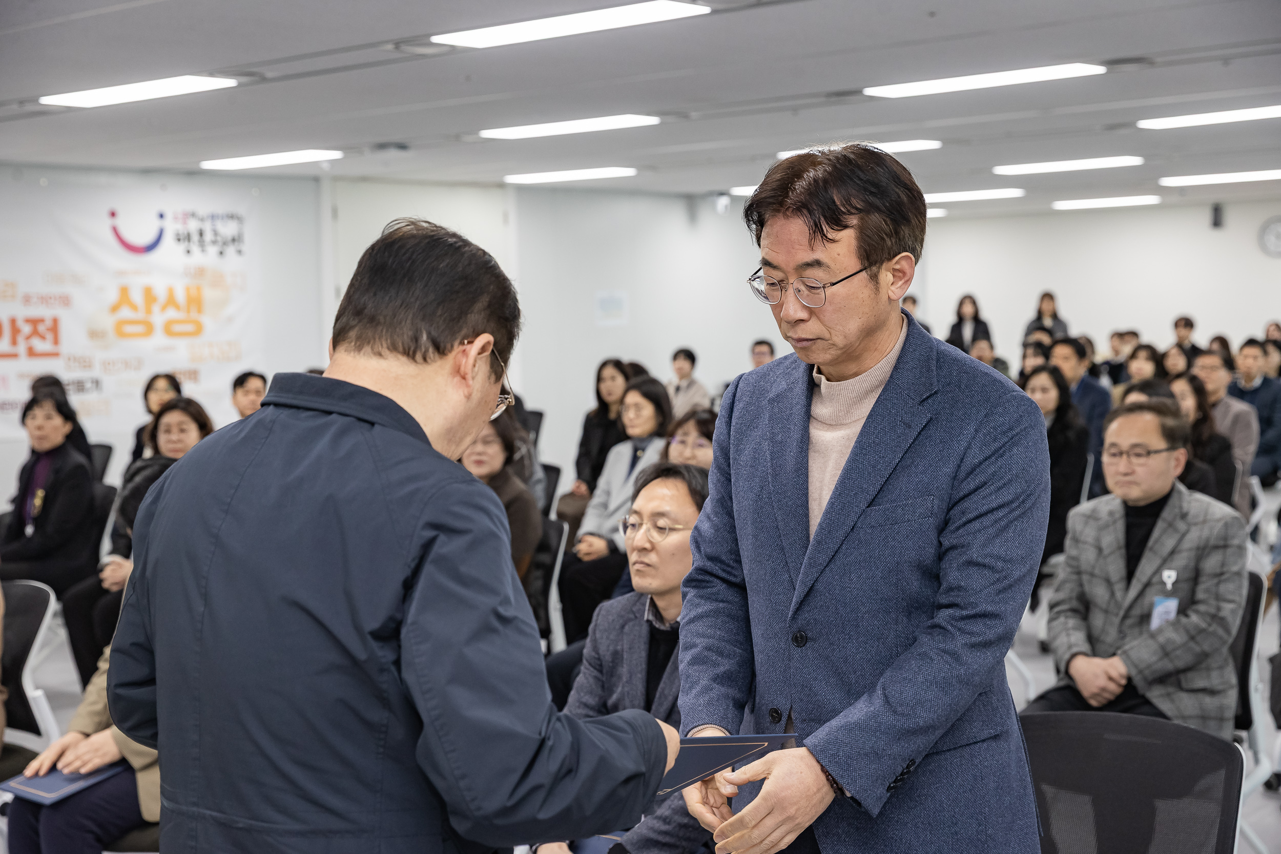20251226-2026년 상반기 정기인사 발령장 수여식 20251226-54657_L_203812.jpg