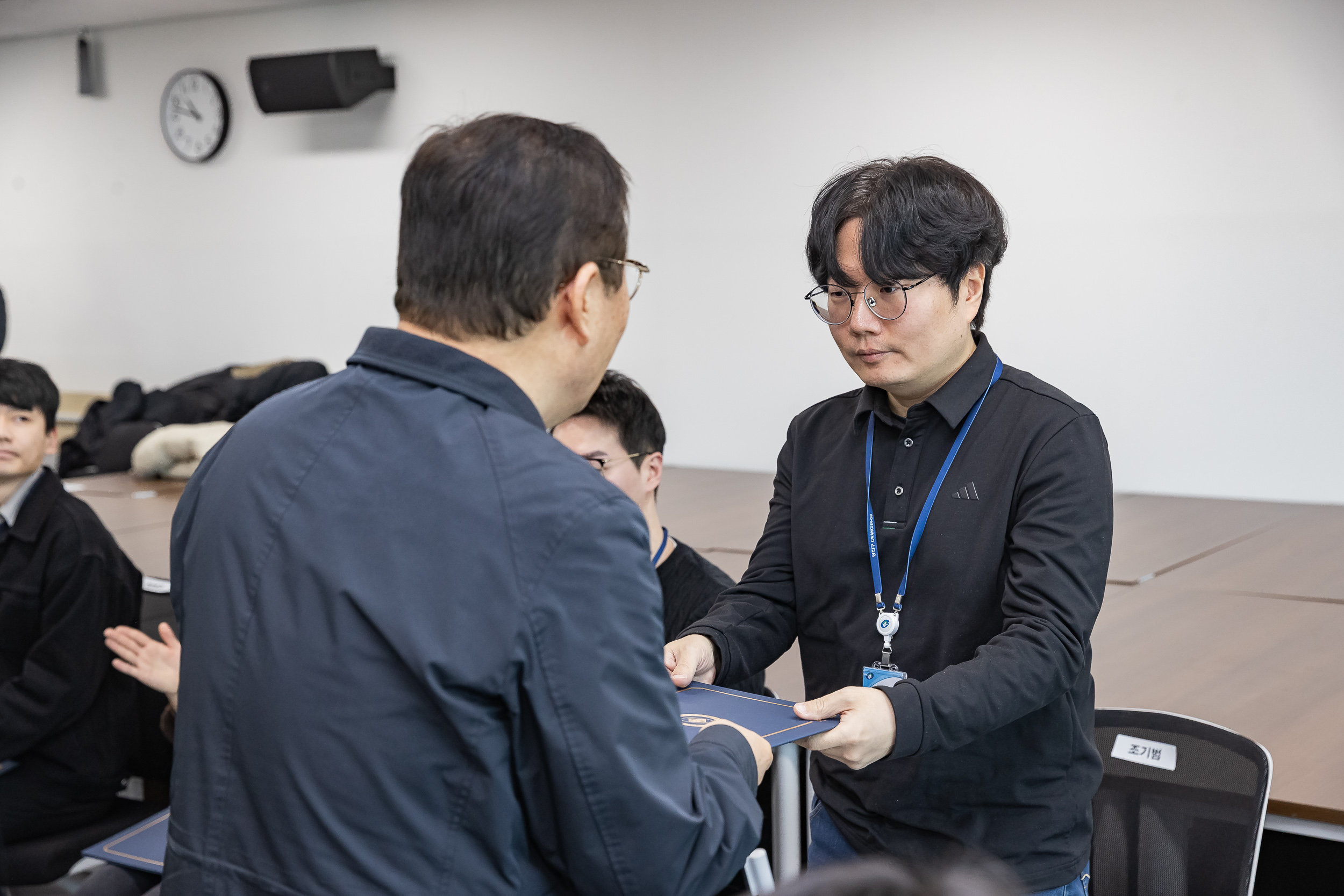 20251226-2026년 상반기 정기인사 발령장 수여식 20251226-55536_L_203819.jpg