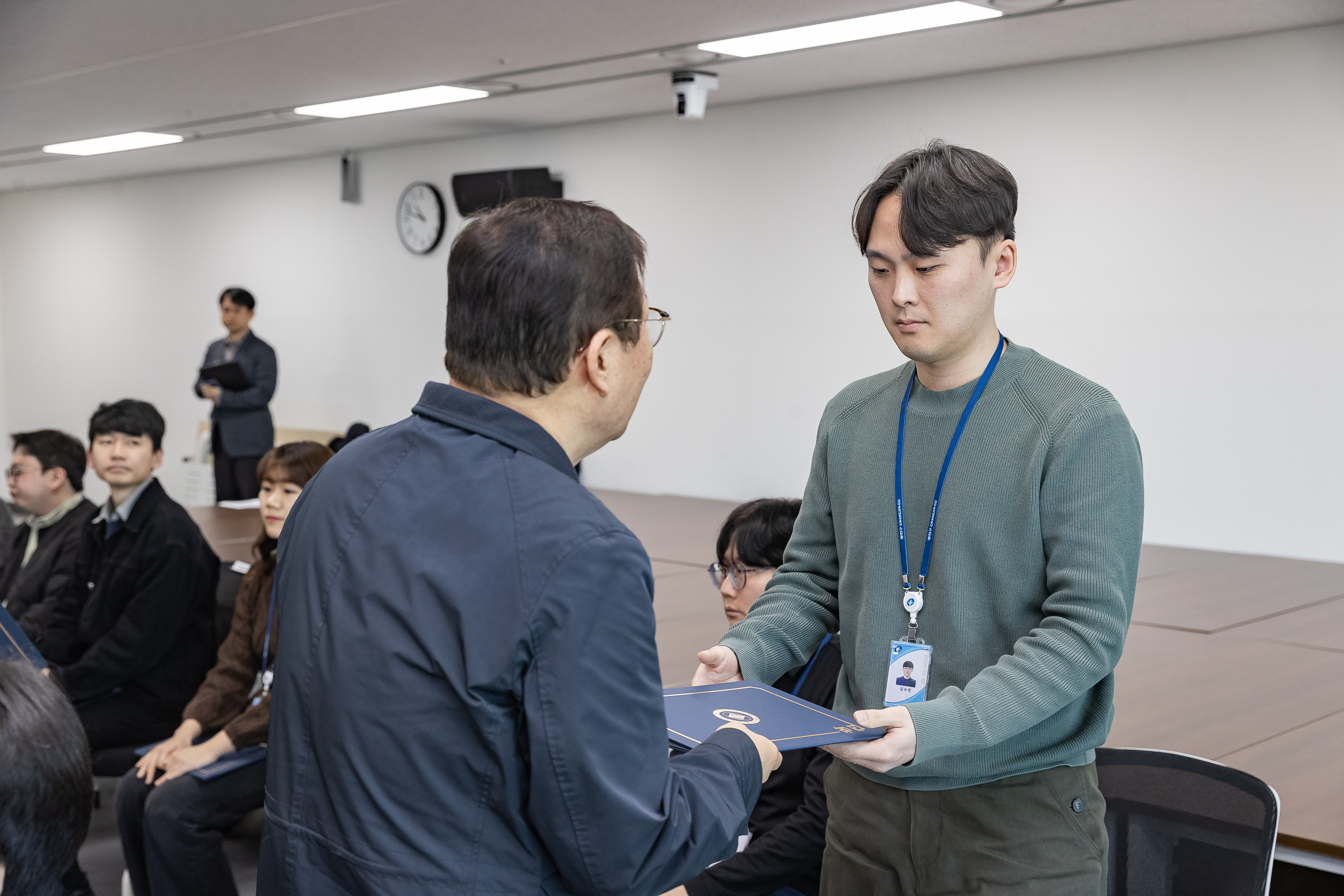 20251226-2026년 상반기 정기인사 발령장 수여식 20251226-55546_L_203819.jpg