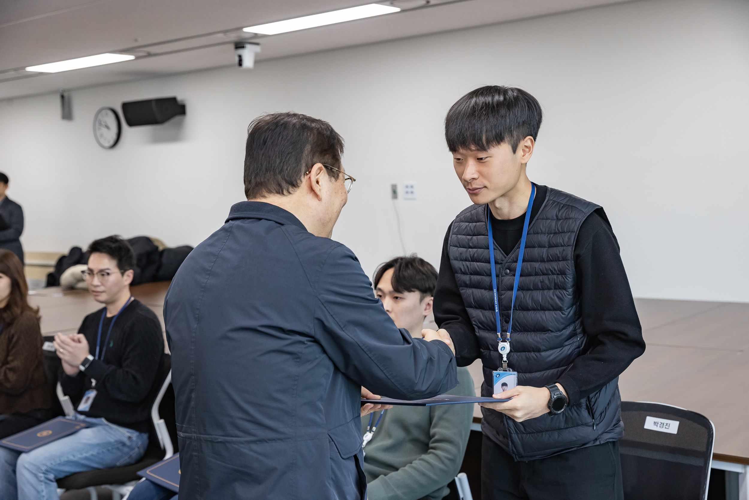 20251226-2026년 상반기 정기인사 발령장 수여식 20251226-55555_L_203819.jpg