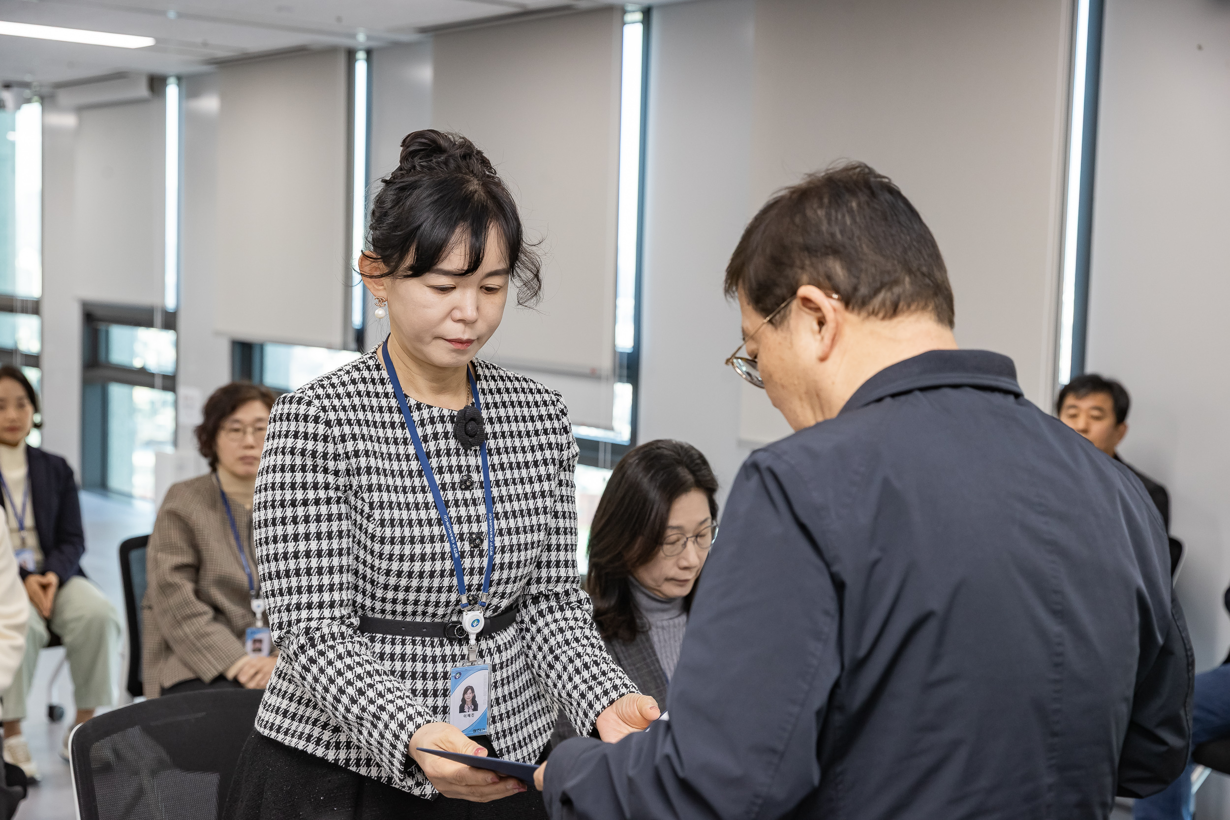 20251226-2026년 상반기 정기인사 발령장 수여식 20251226-54689_L_203812.jpg