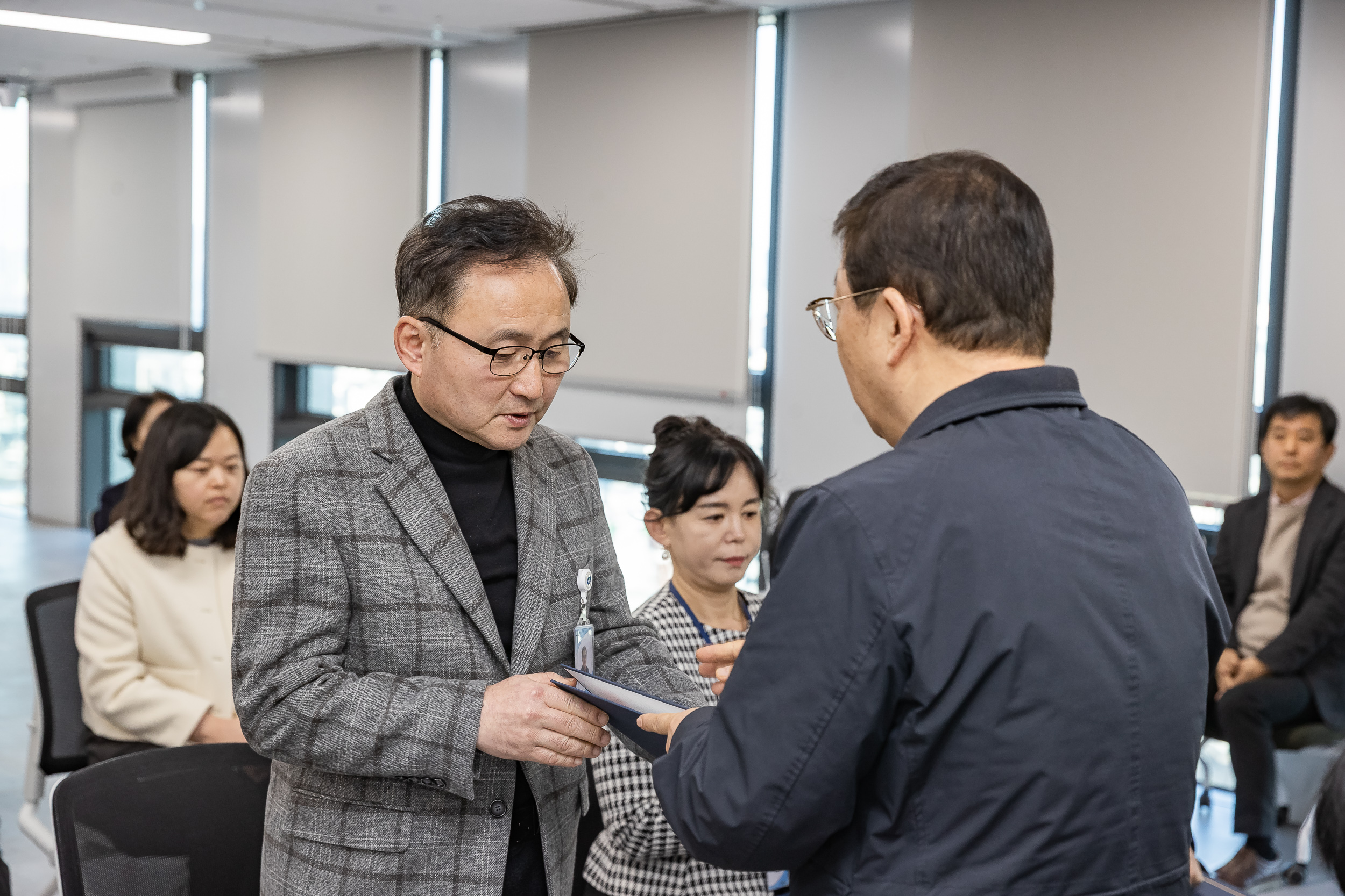 20251226-2026년 상반기 정기인사 발령장 수여식 20251226-54699_L_203812.jpg