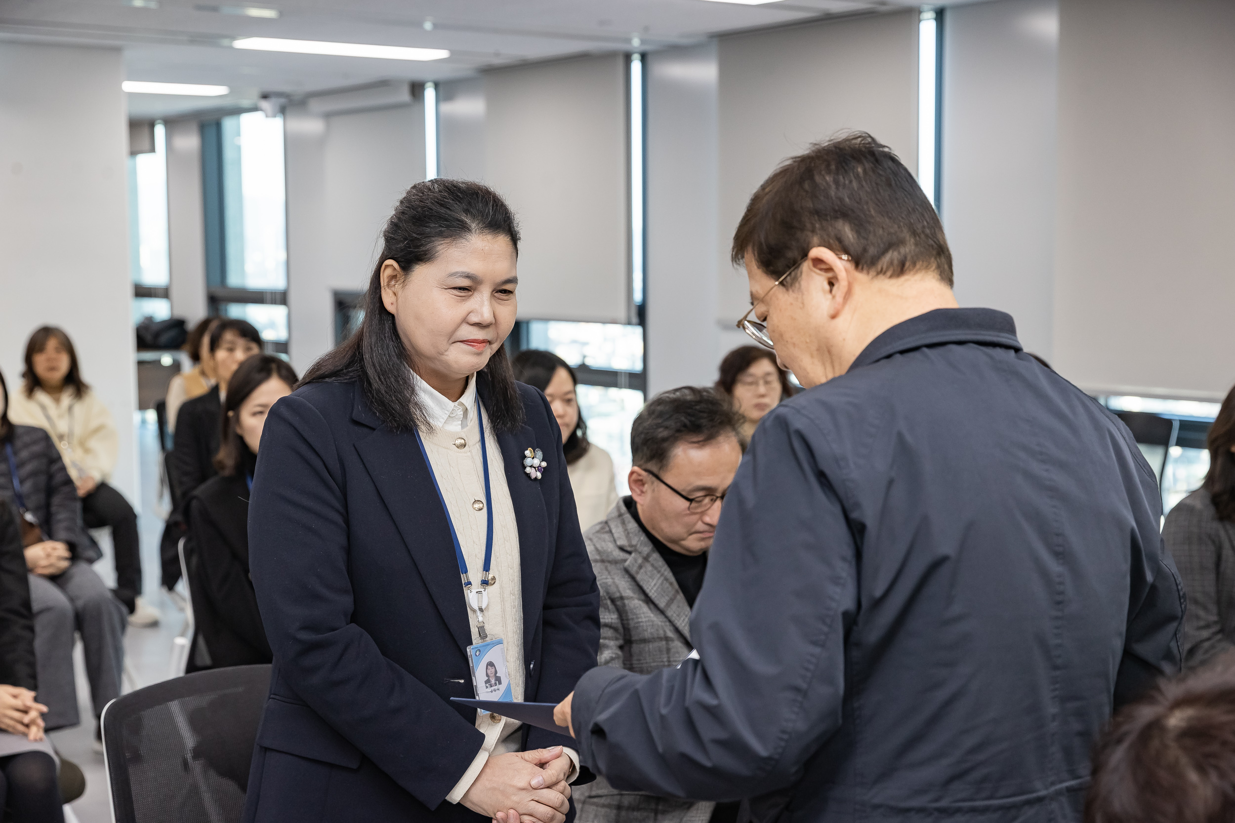 20251226-2026년 상반기 정기인사 발령장 수여식 20251226-54704_L_203812.jpg