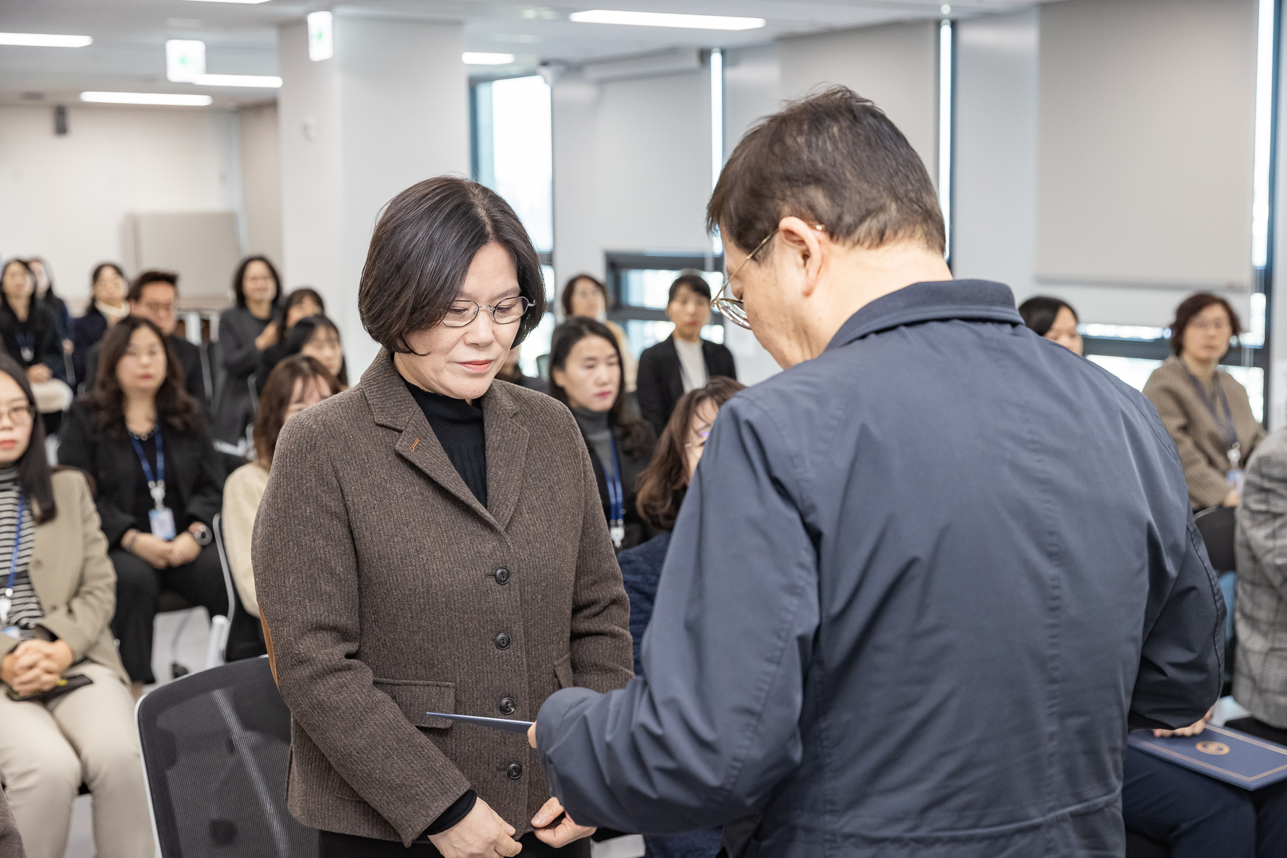 20251226-2026년 상반기 정기인사 발령장 수여식 20251226-54719_L_203812.jpg