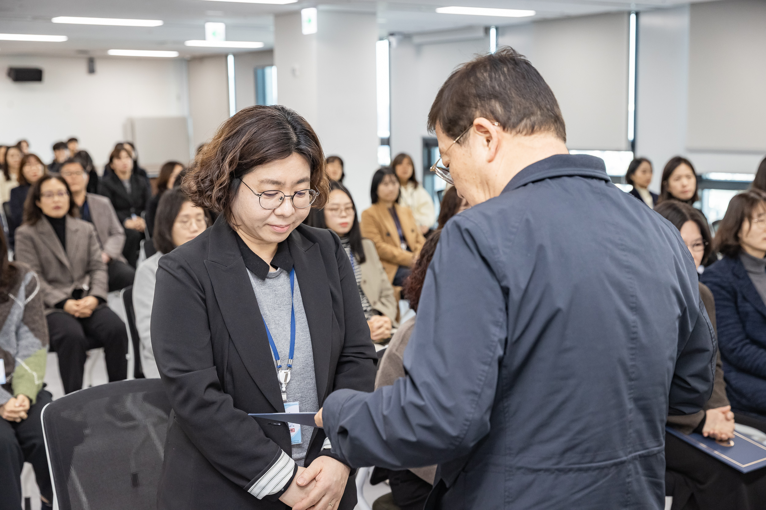 20251226-2026년 상반기 정기인사 발령장 수여식 20251226-54732_L_203813.jpg