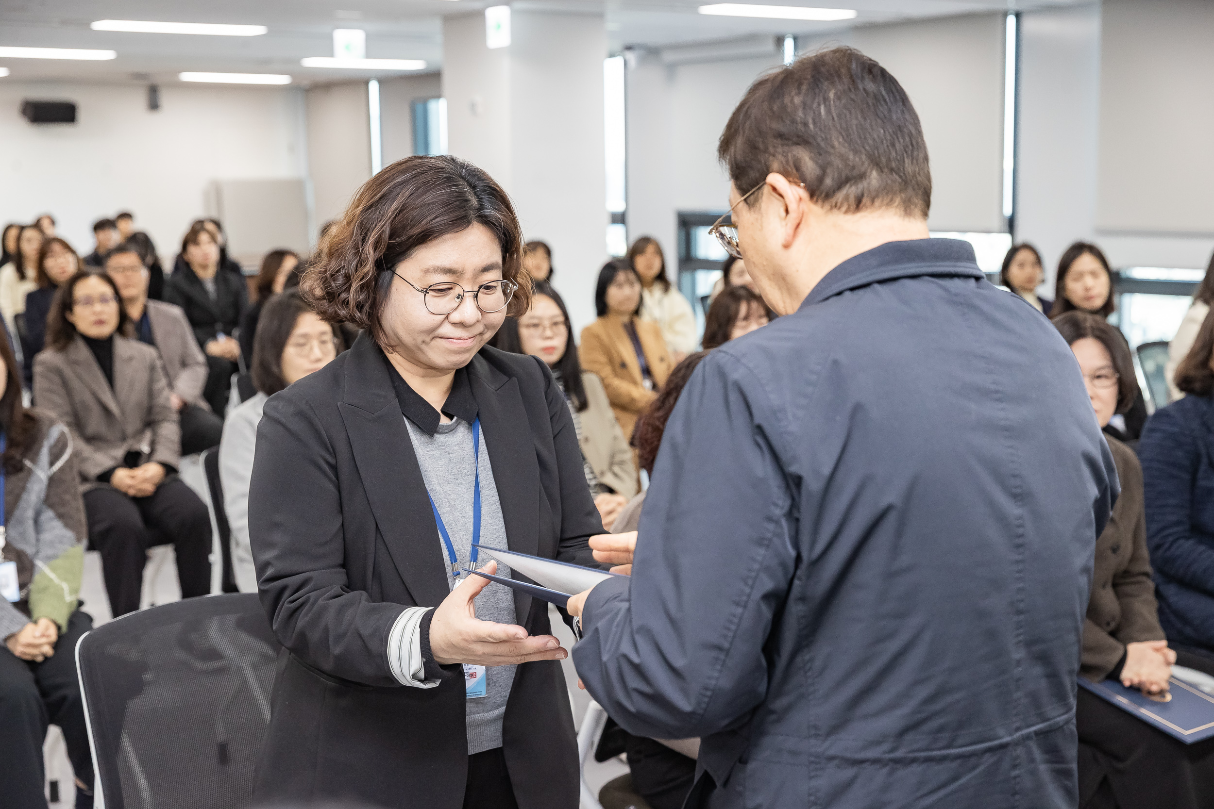 20251226-2026년 상반기 정기인사 발령장 수여식 20251226-54736_L_203813.jpg