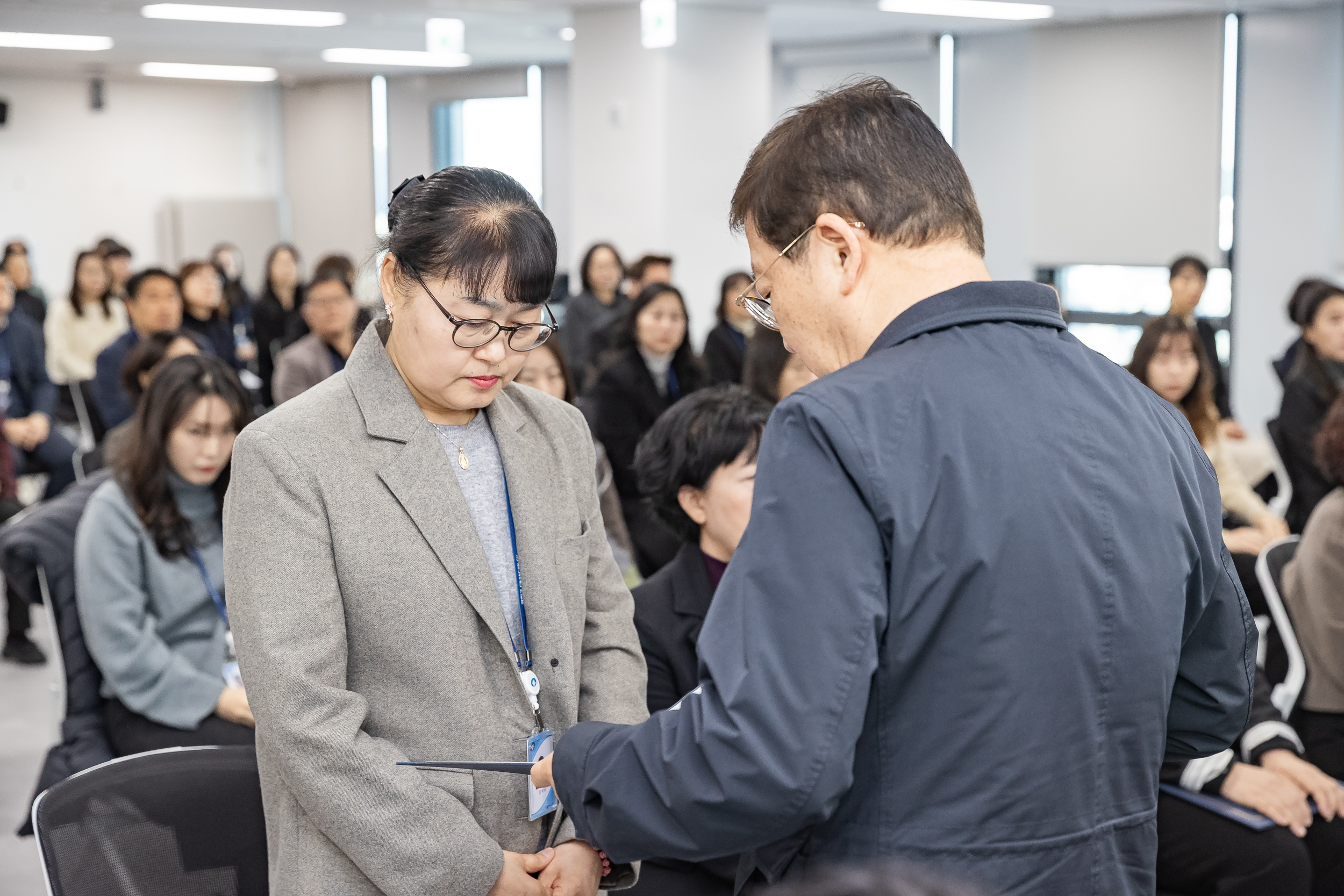 20251226-2026년 상반기 정기인사 발령장 수여식 20251226-54754_L_203813.jpg
