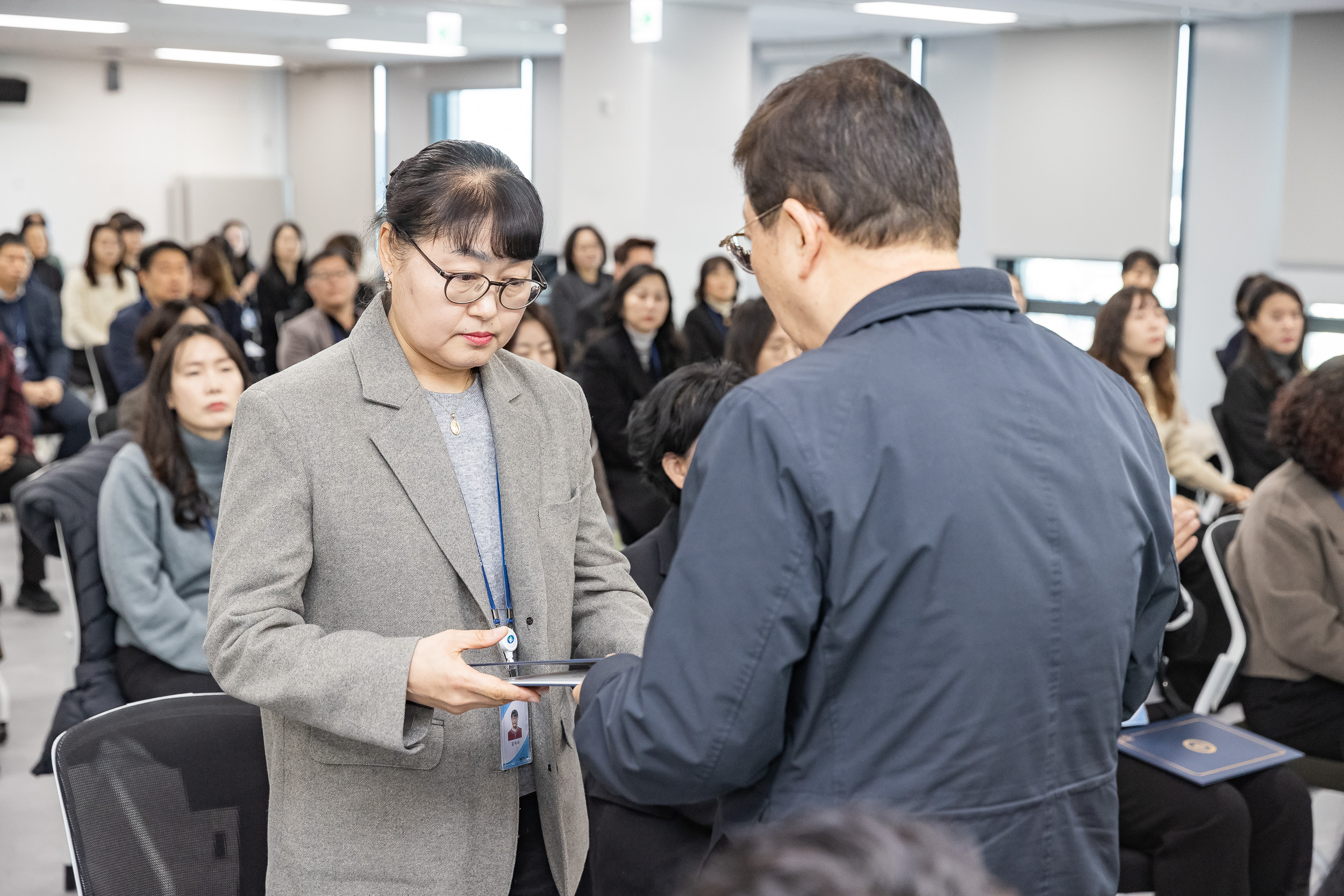 20251226-2026년 상반기 정기인사 발령장 수여식 20251226-54758_L_203813.jpg