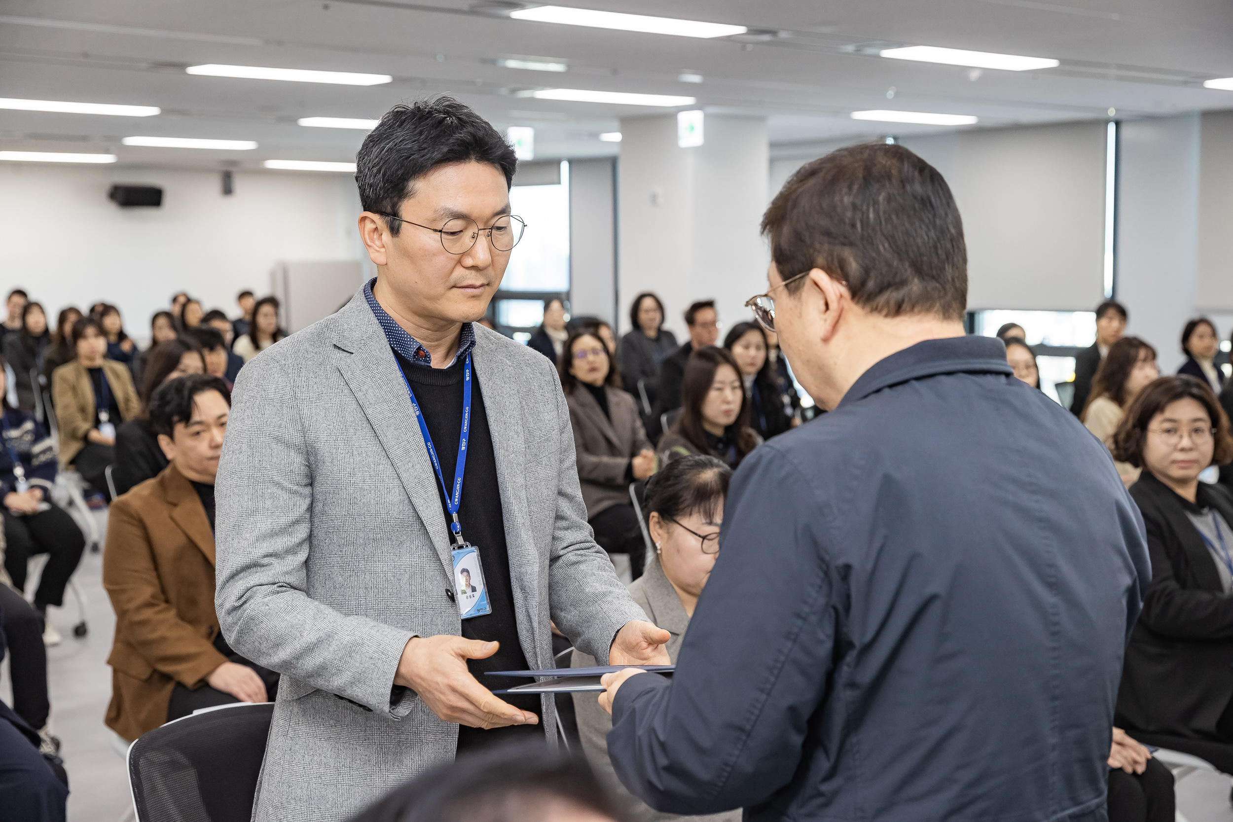 20251226-2026년 상반기 정기인사 발령장 수여식 20251226-54770_L_203813.jpg