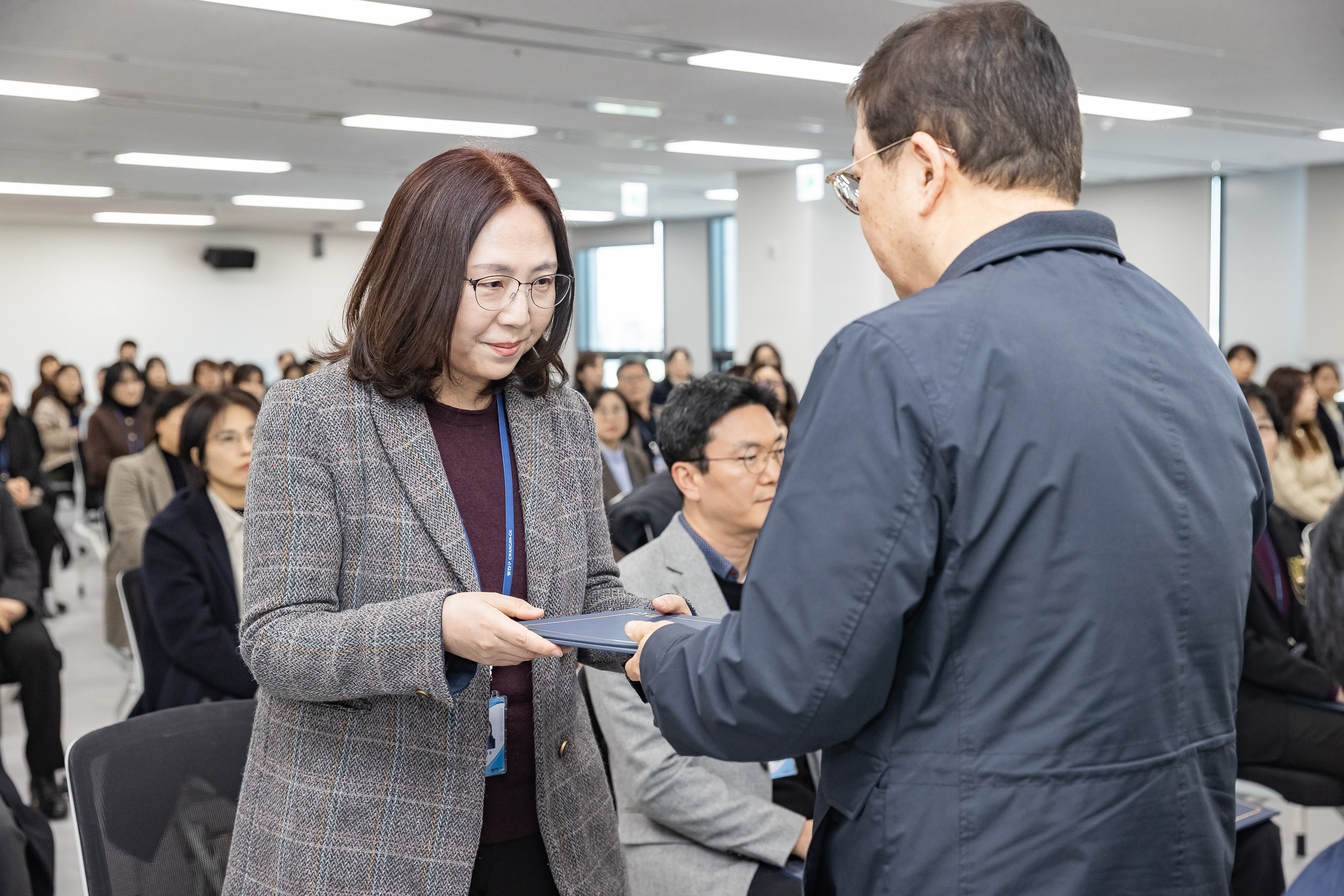 20251226-2026년 상반기 정기인사 발령장 수여식 20251226-54781_L_203813.jpg