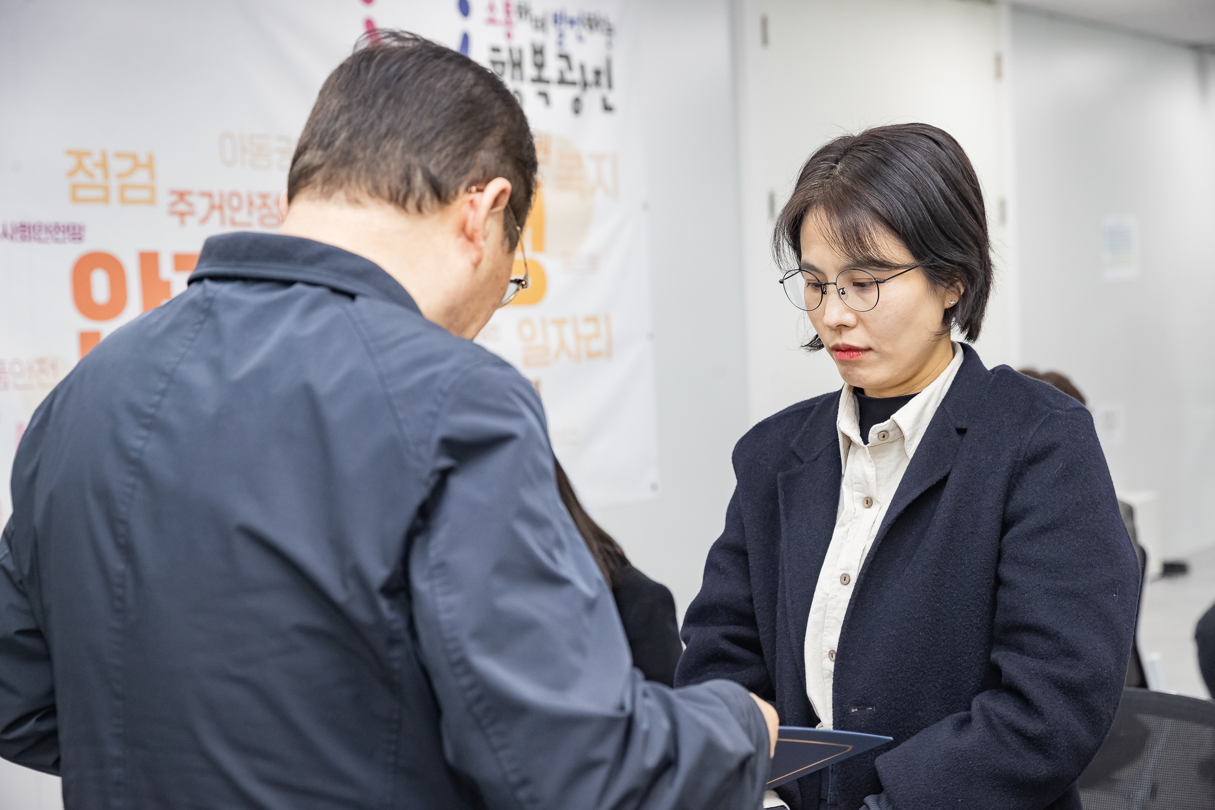 20251226-2026년 상반기 정기인사 발령장 수여식 20251226-54794_L_203813.jpg