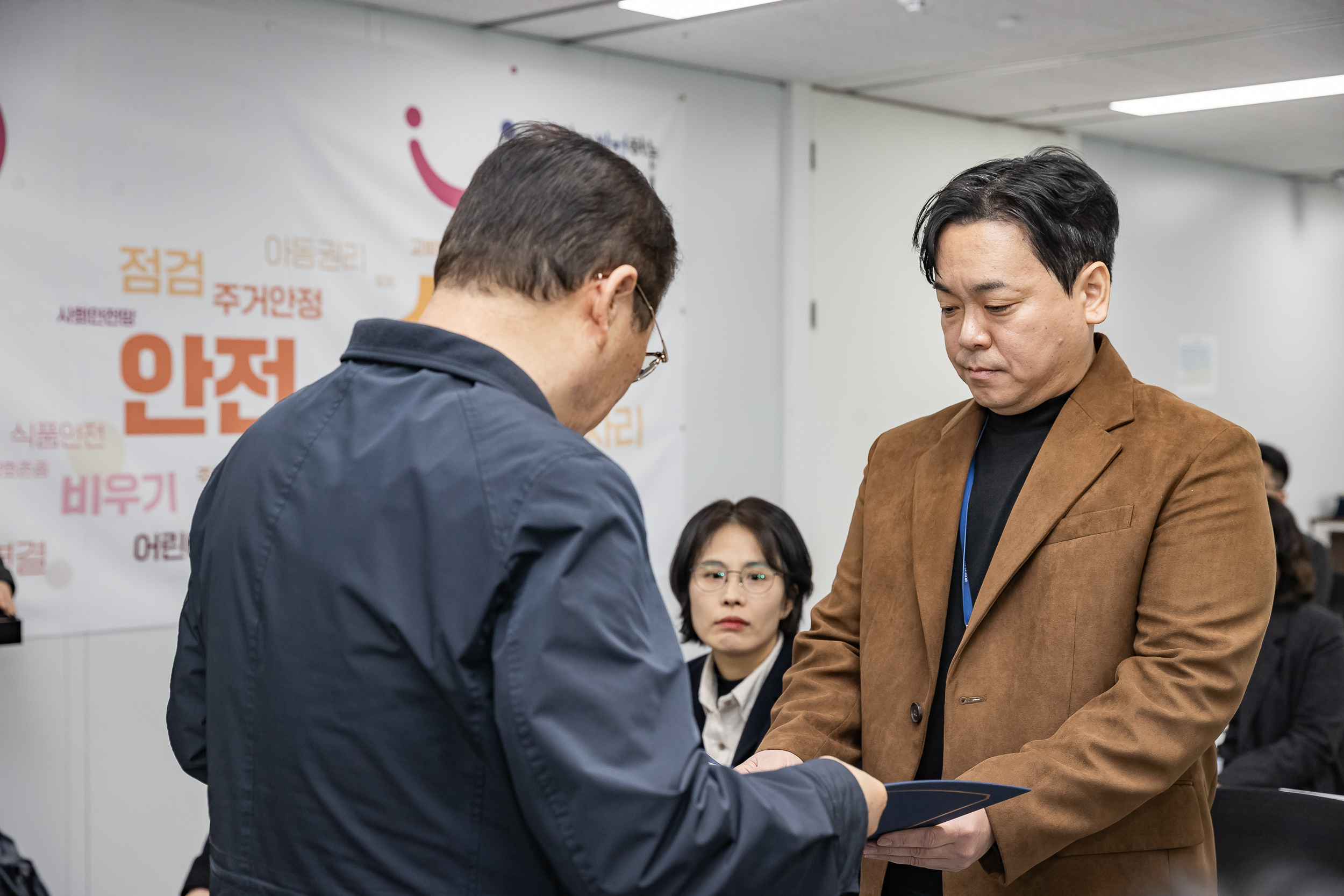 20251226-2026년 상반기 정기인사 발령장 수여식 20251226-54801_L_203813.jpg