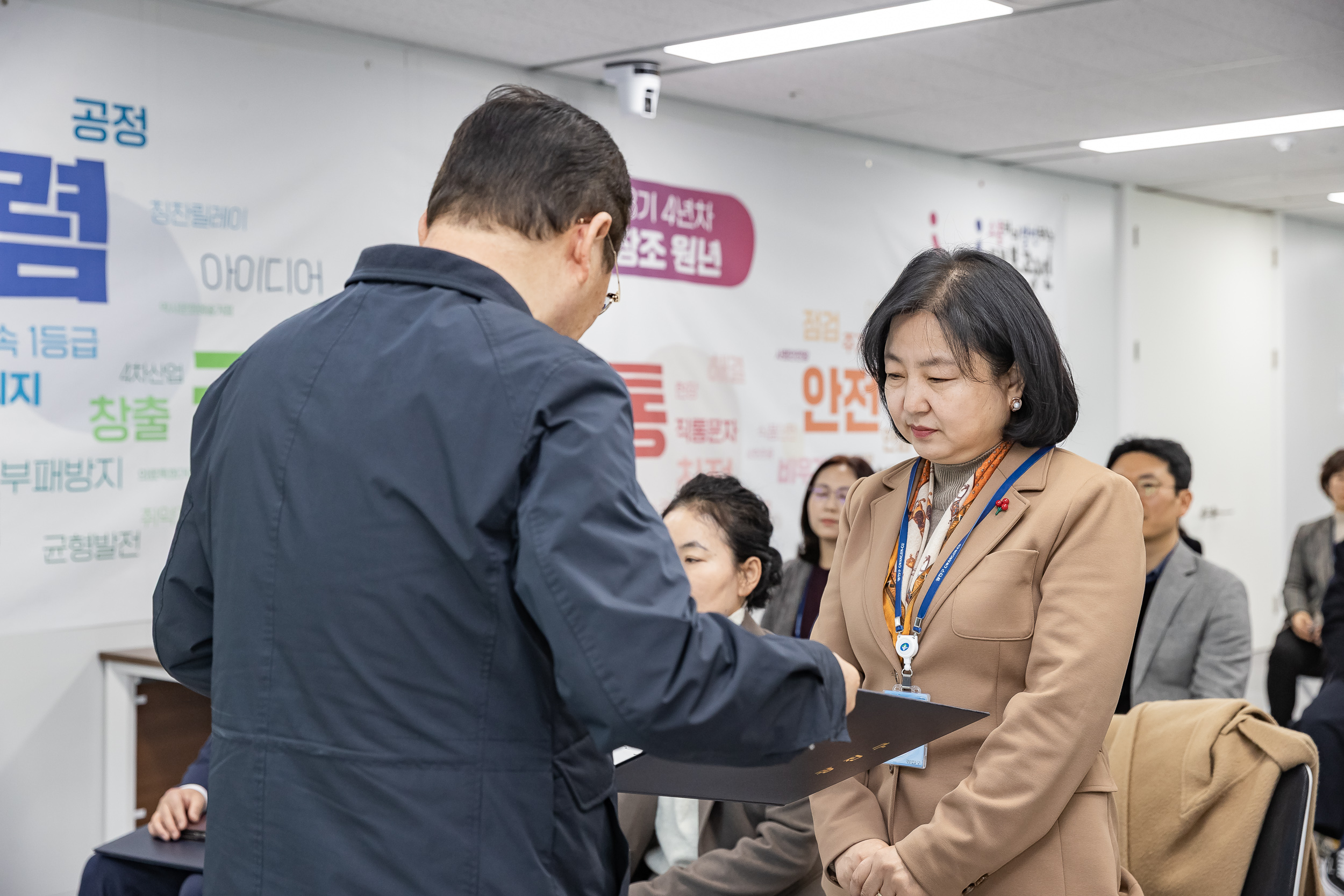 20251226-2026년 상반기 정기인사 발령장 수여식 20251226-54573_L_203811.jpg