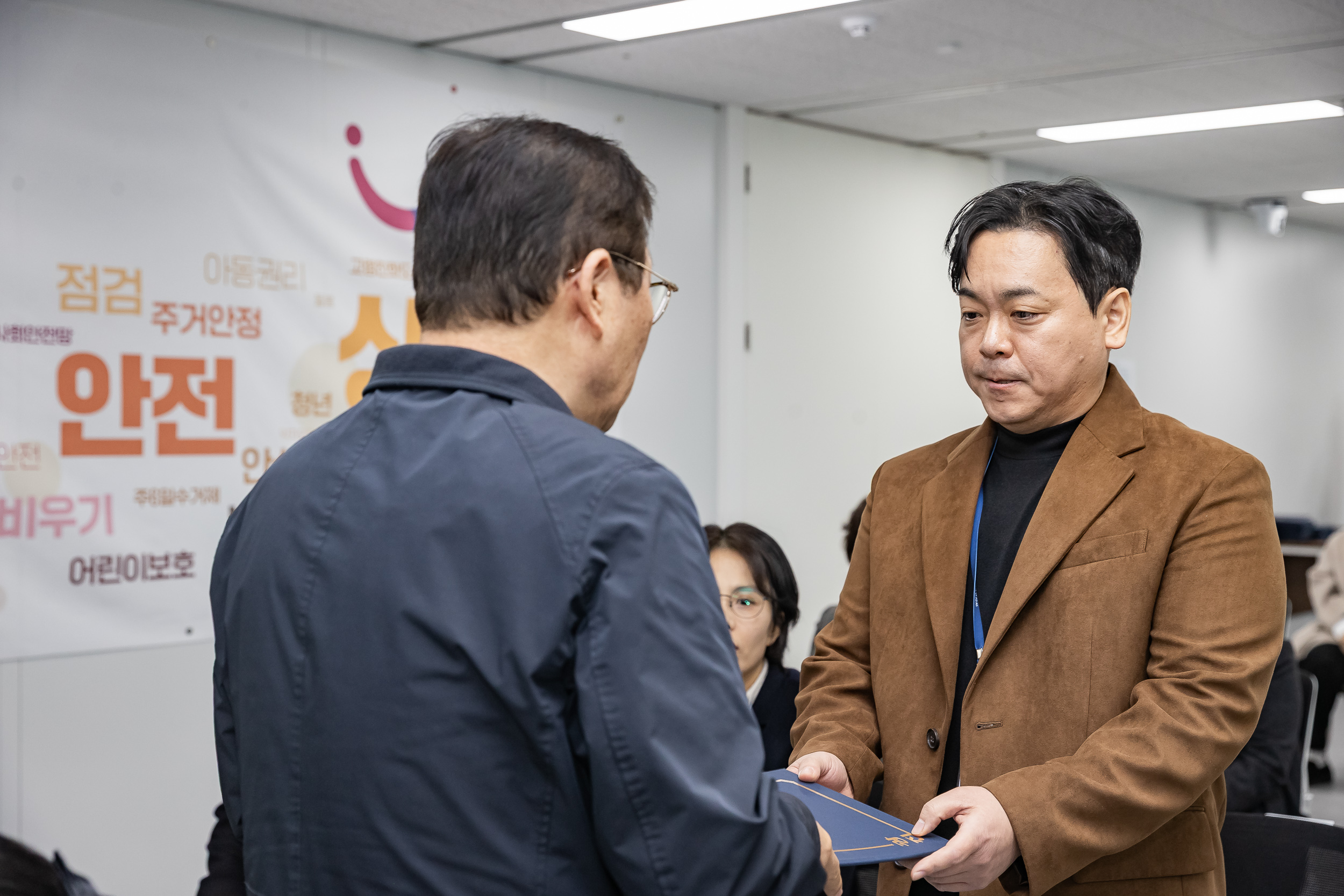 20251226-2026년 상반기 정기인사 발령장 수여식 20251226-54802_L_203813.jpg