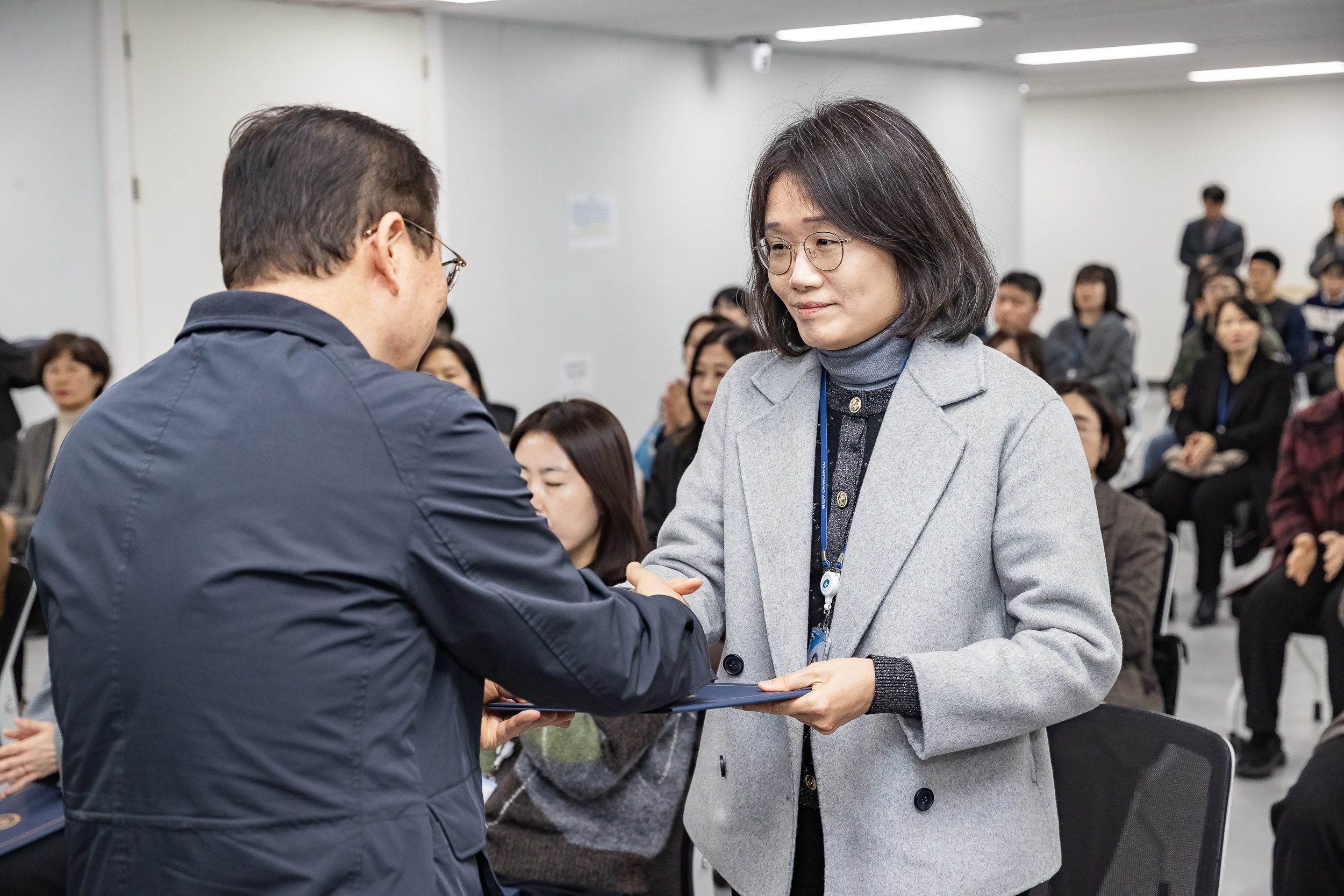 20251226-2026년 상반기 정기인사 발령장 수여식 20251226-54830_L_203813.jpg