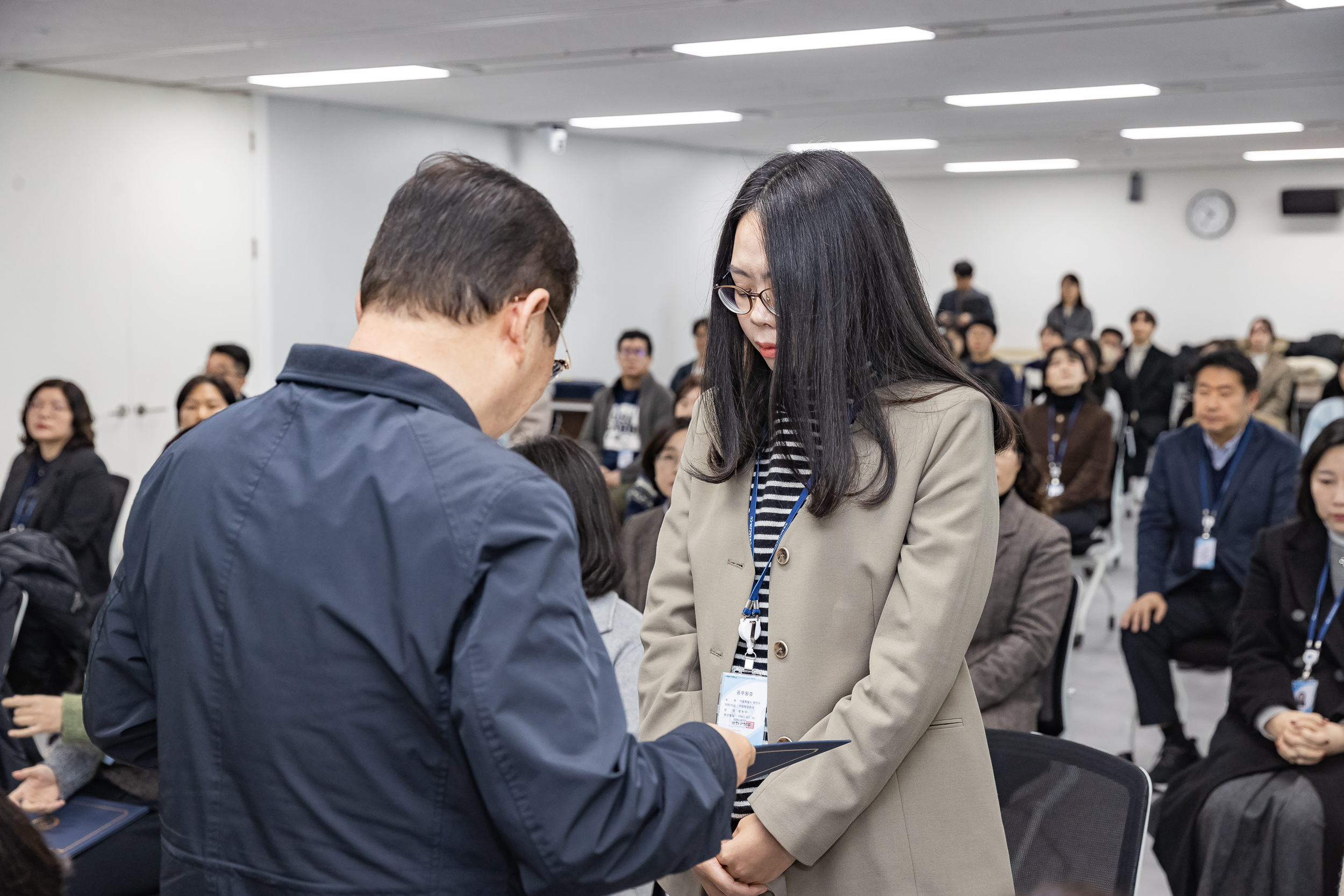 20251226-2026년 상반기 정기인사 발령장 수여식 20251226-54834_L_203814.jpg
