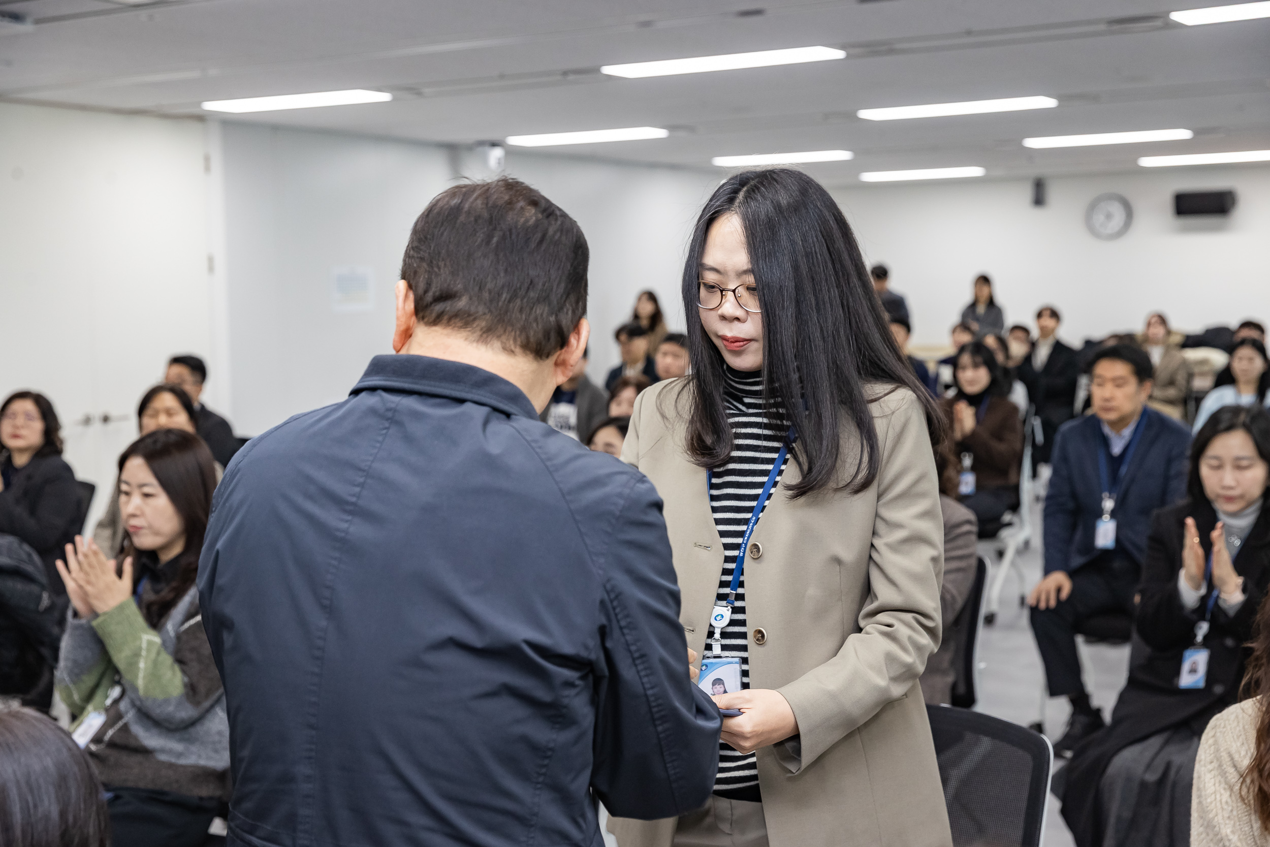 20251226-2026년 상반기 정기인사 발령장 수여식 20251226-54840_L_203814.jpg