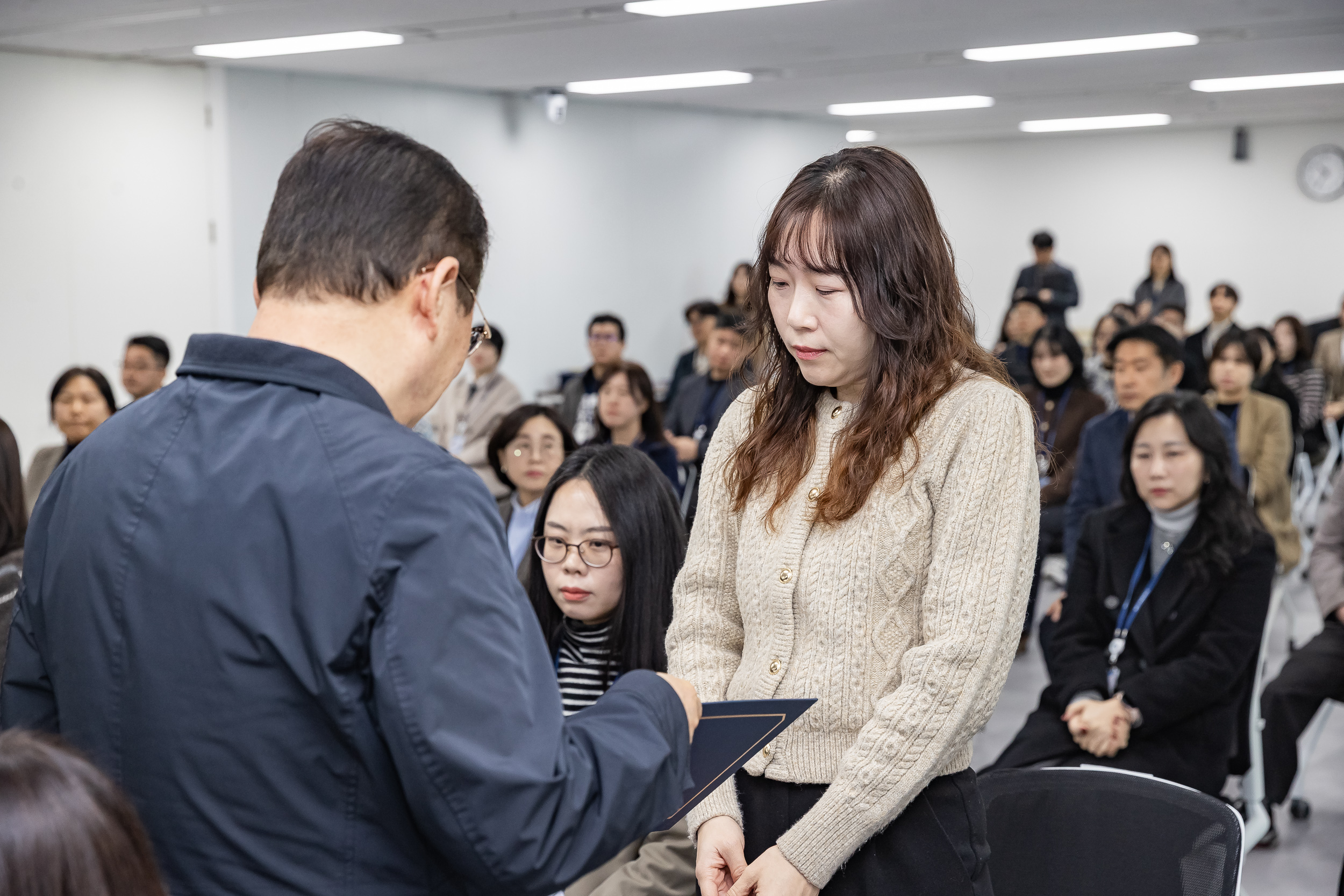 20251226-2026년 상반기 정기인사 발령장 수여식 20251226-54843_L_203814.jpg