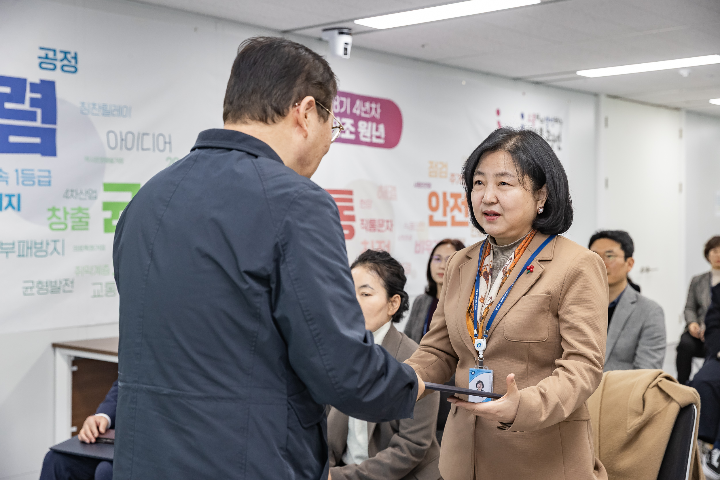 20251226-2026년 상반기 정기인사 발령장 수여식 20251226-54579_L_203811.jpg