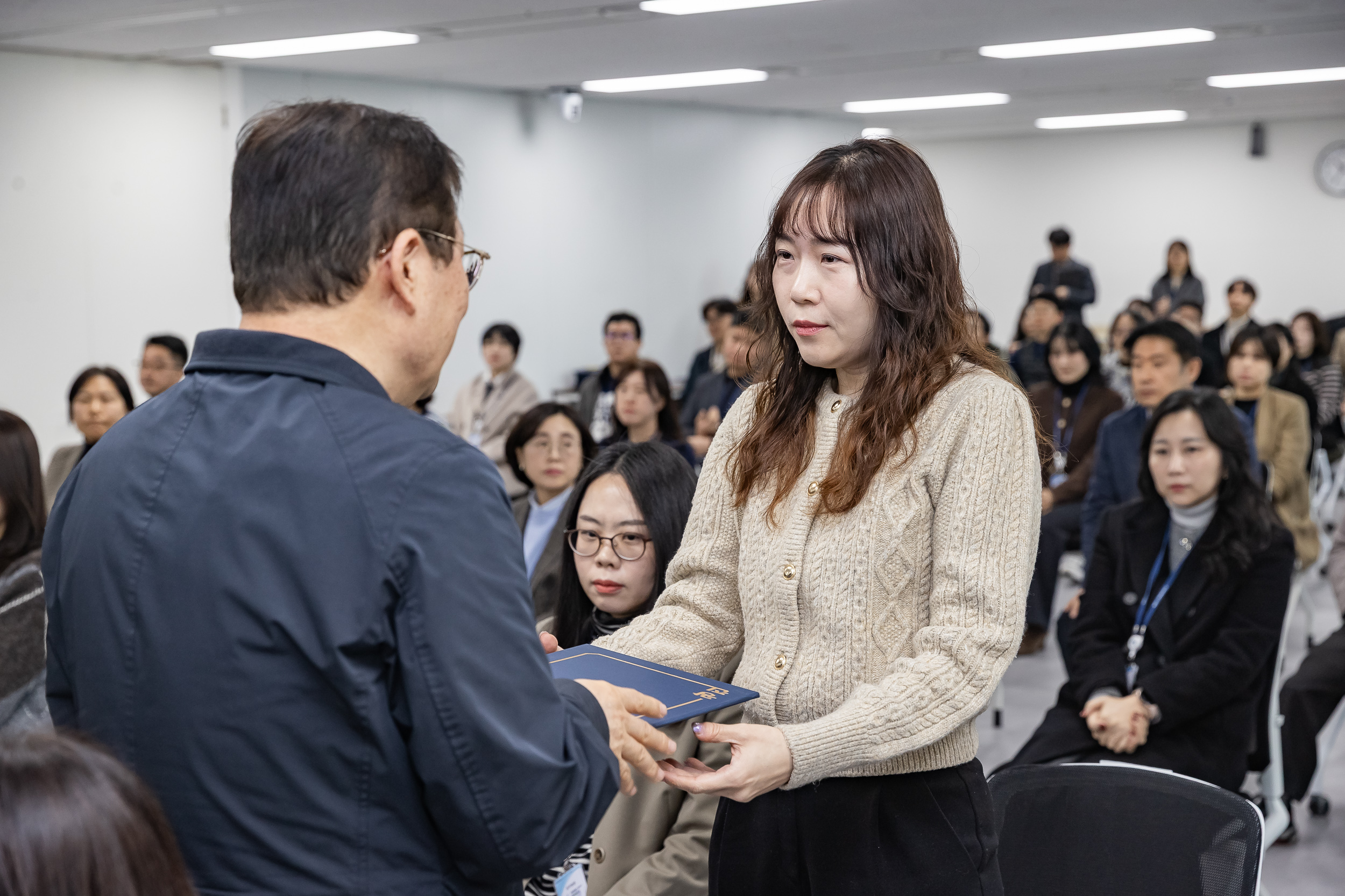 20251226-2026년 상반기 정기인사 발령장 수여식 20251226-54847_L_203814.jpg