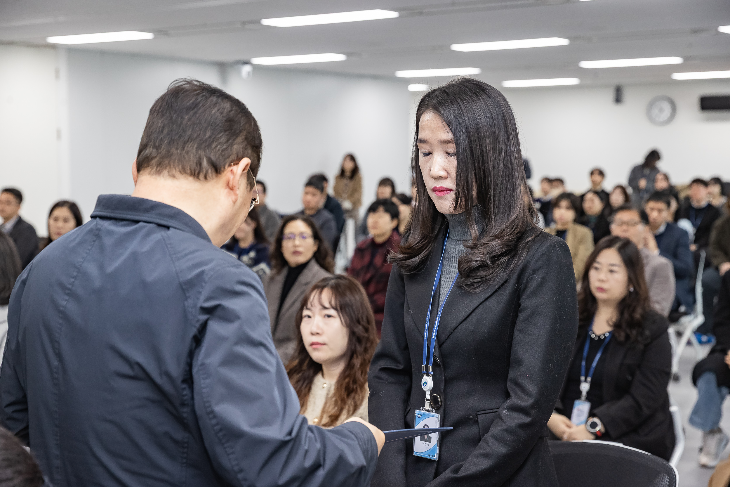 20251226-2026년 상반기 정기인사 발령장 수여식 20251226-54853_L_203814.jpg