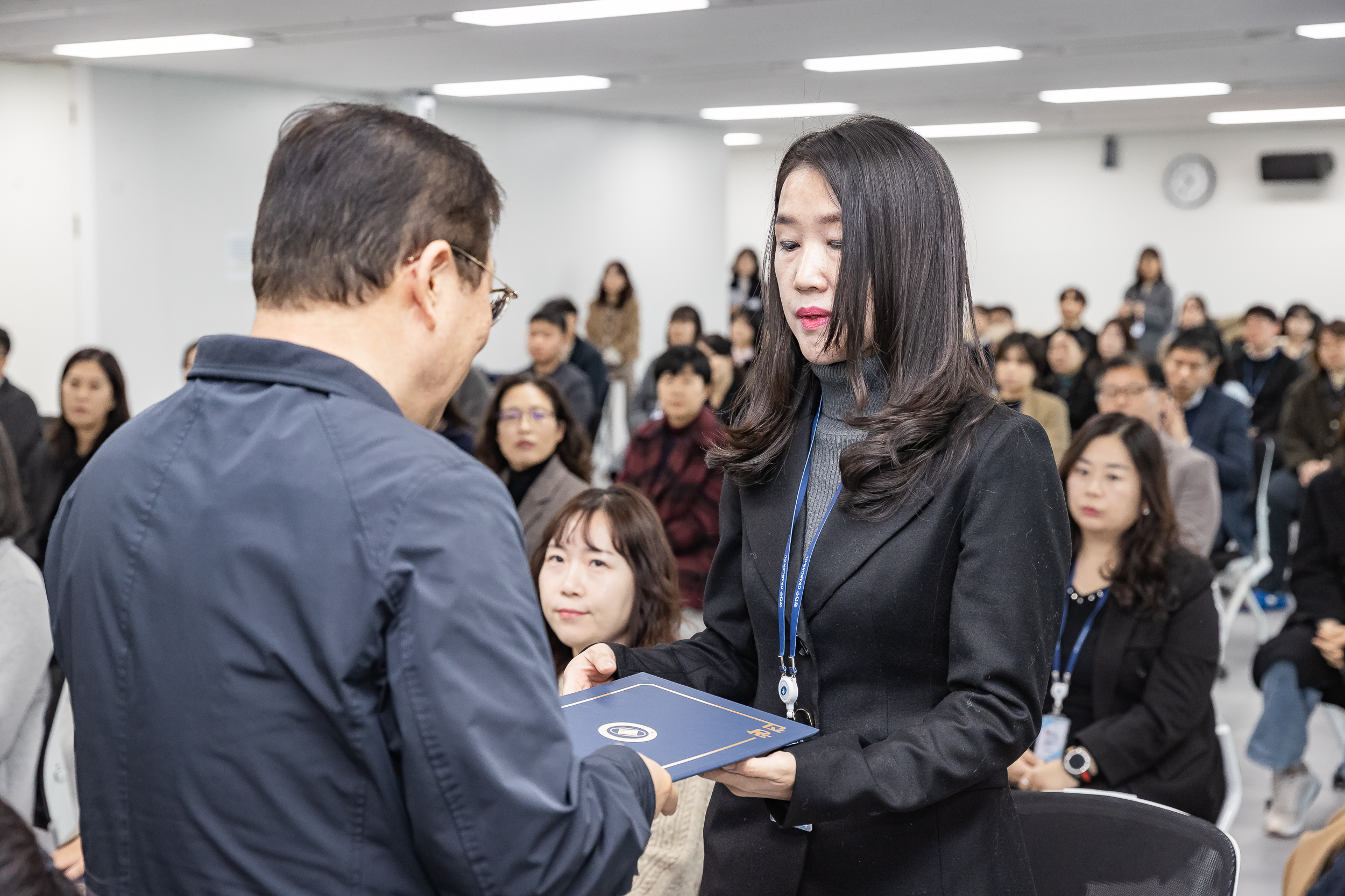 20251226-2026년 상반기 정기인사 발령장 수여식 20251226-54857_L_203814.jpg