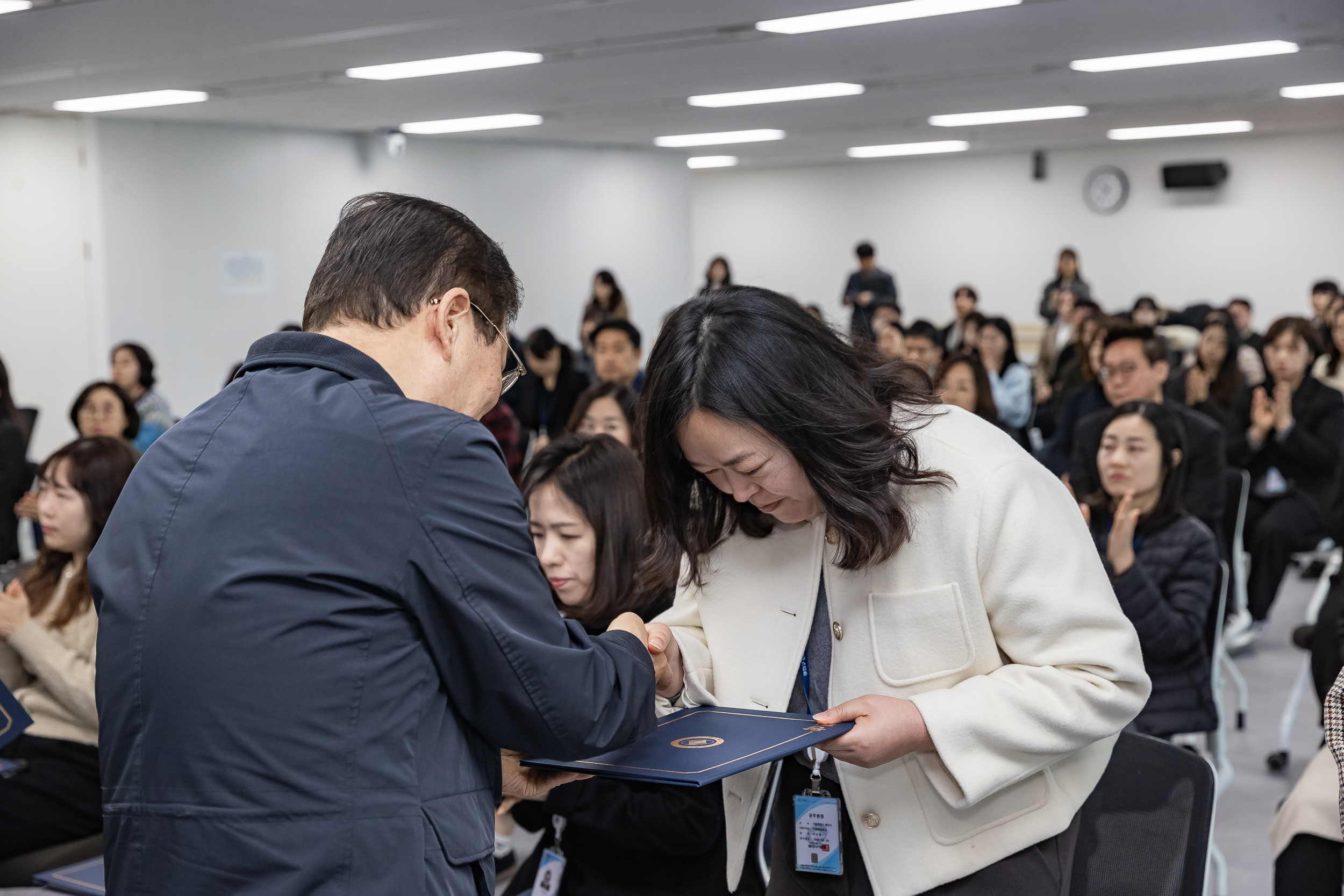 20251226-2026년 상반기 정기인사 발령장 수여식 20251226-54880_L_203814.jpg