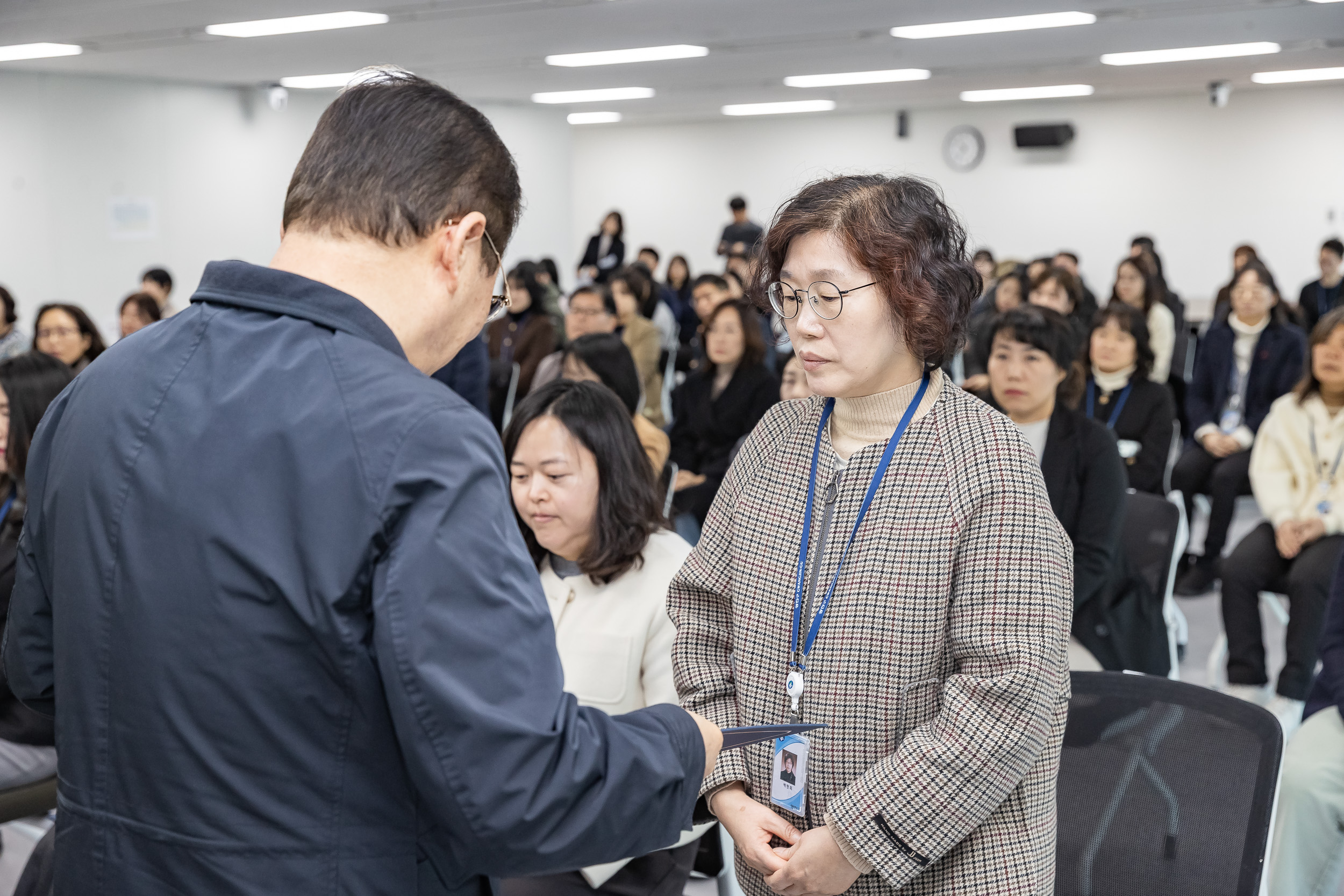 20251226-2026년 상반기 정기인사 발령장 수여식 20251226-54883_L_203814.jpg