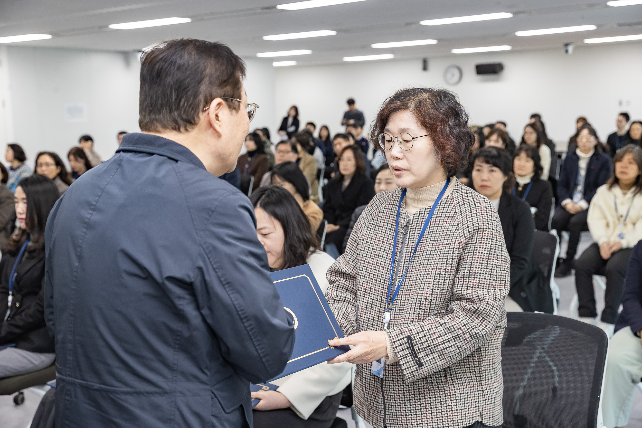 20251226-2026년 상반기 정기인사 발령장 수여식 20251226-54886_L_203814.jpg