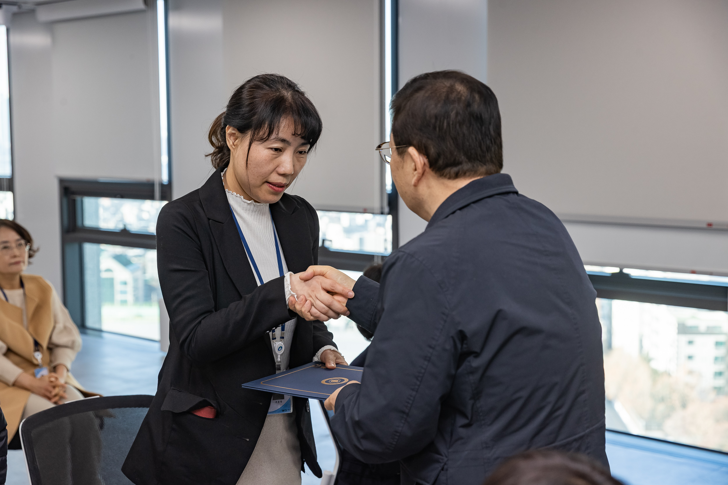 20251226-2026년 상반기 정기인사 발령장 수여식 20251226-54904_L_203814.jpg