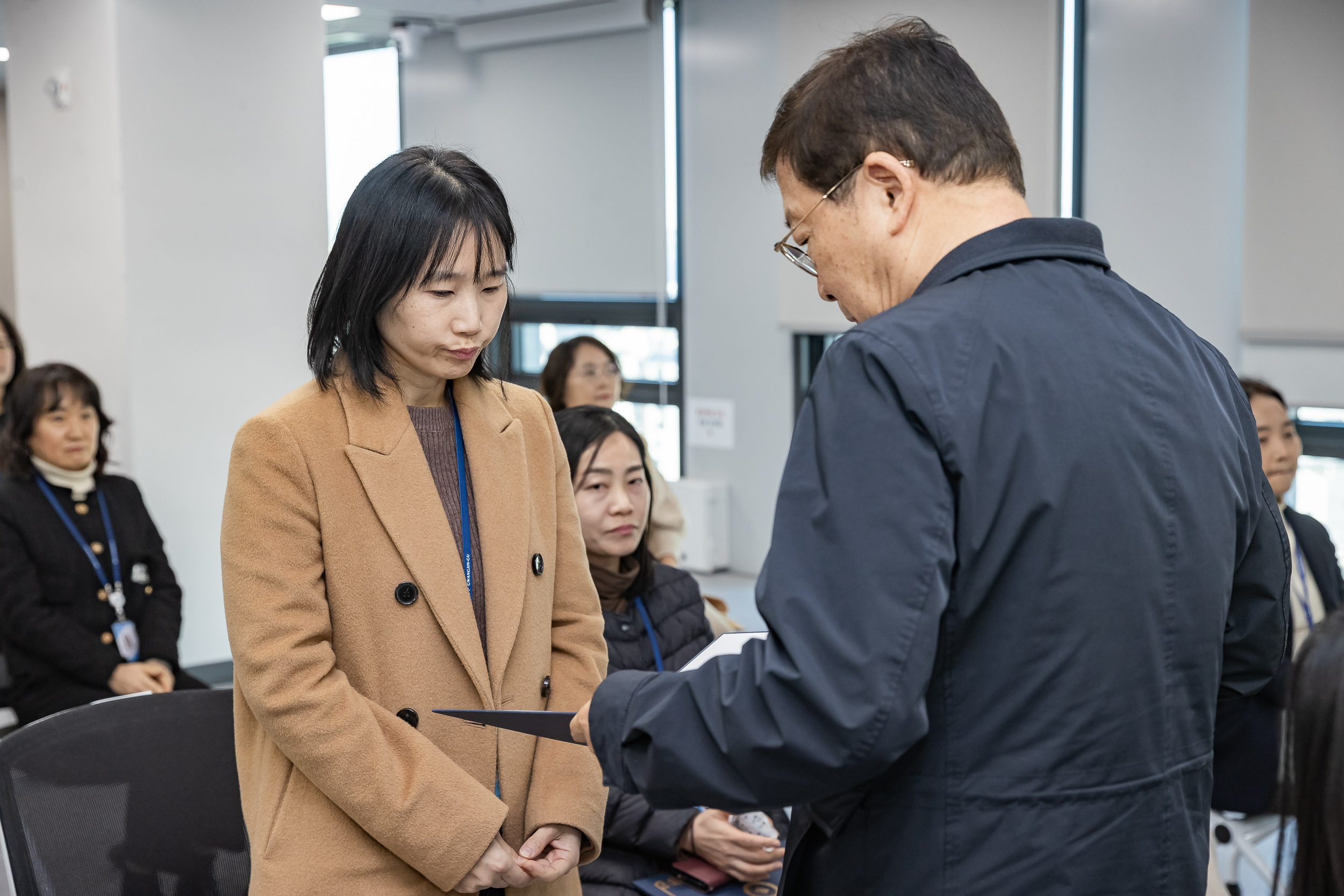 20251226-2026년 상반기 정기인사 발령장 수여식 20251226-54917_L_203814.jpg