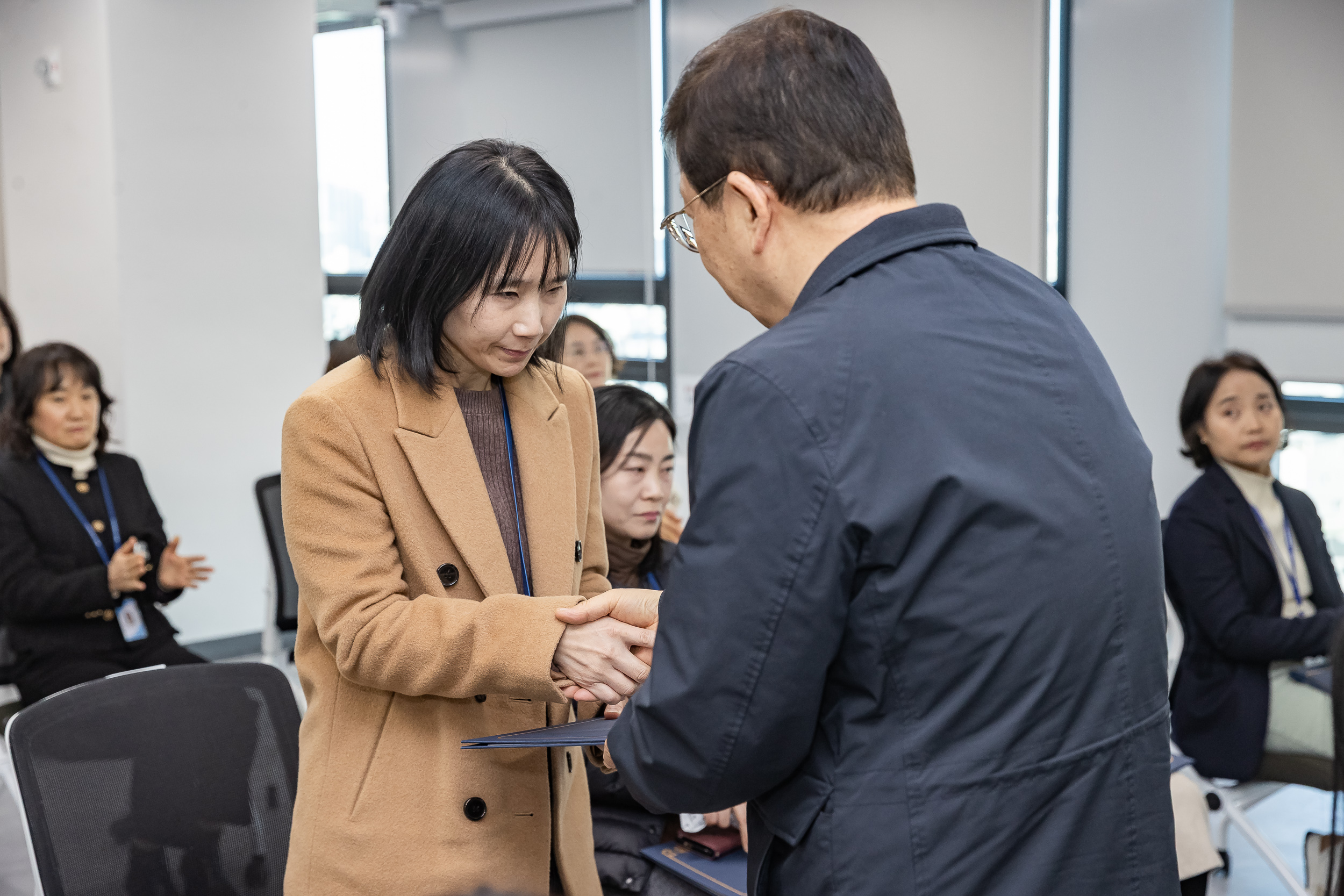 20251226-2026년 상반기 정기인사 발령장 수여식 20251226-54921_L_203814.jpg