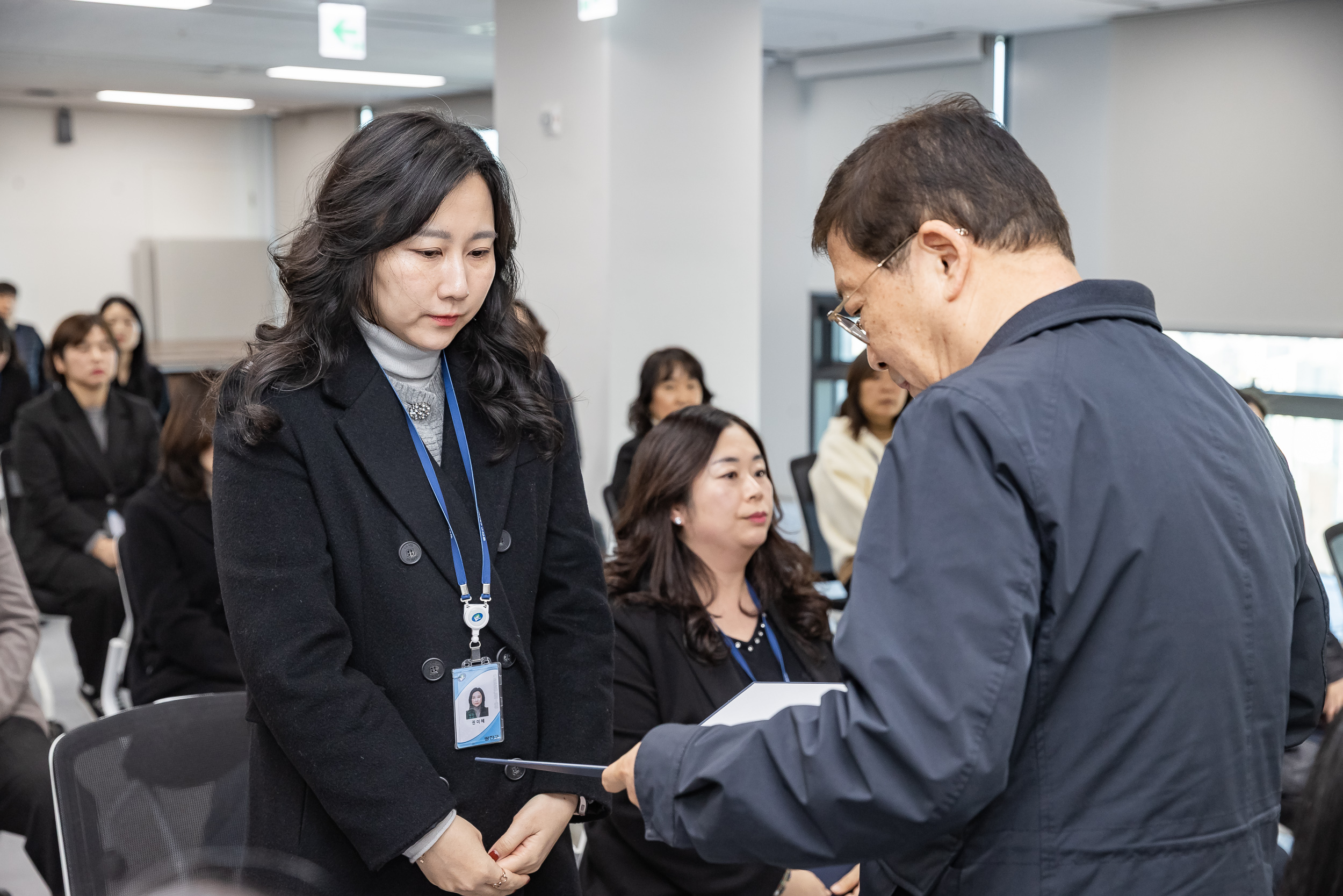 20251226-2026년 상반기 정기인사 발령장 수여식 20251226-54935_L_203815.jpg