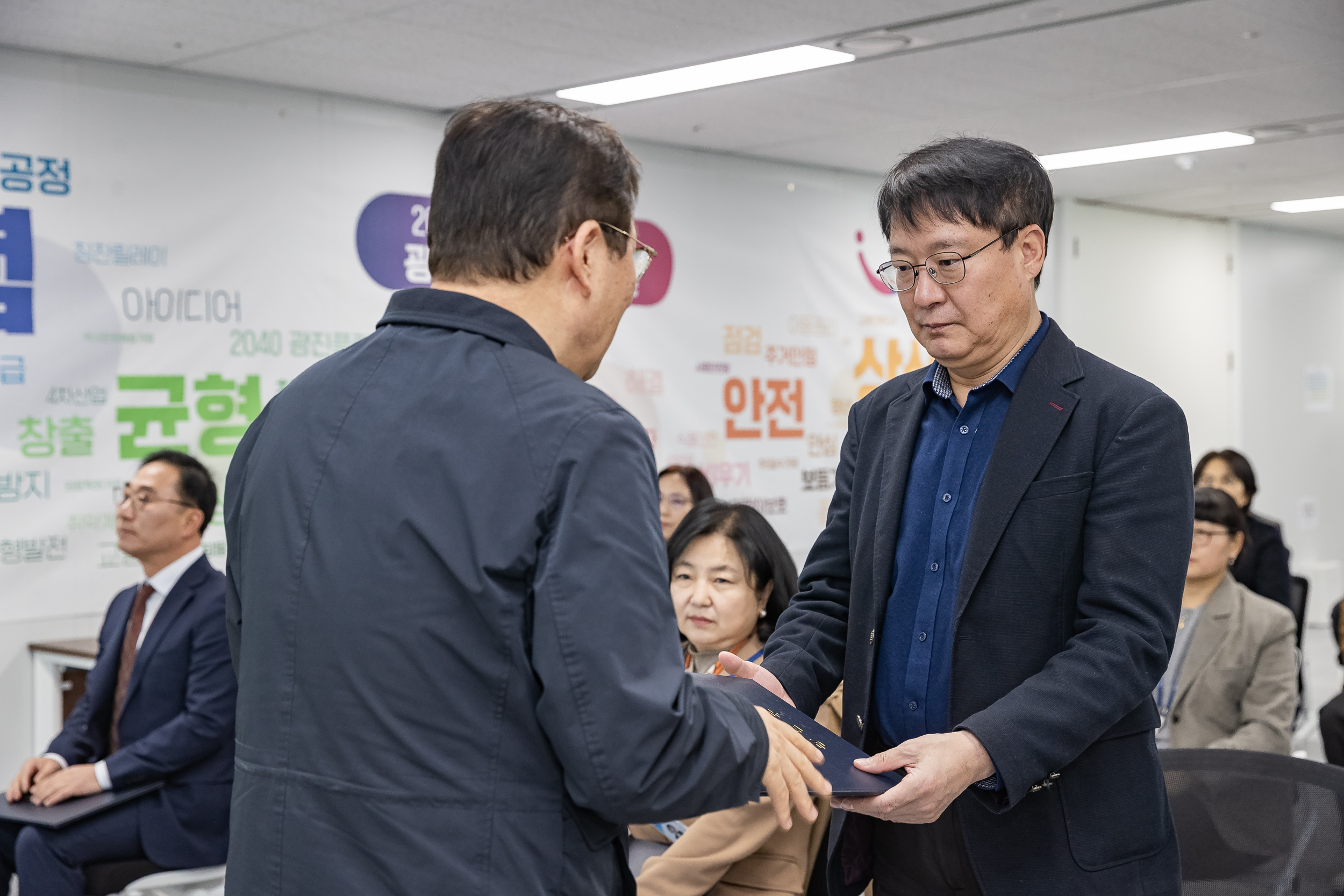 20251226-2026년 상반기 정기인사 발령장 수여식 20251226-54593_L_203811.jpg