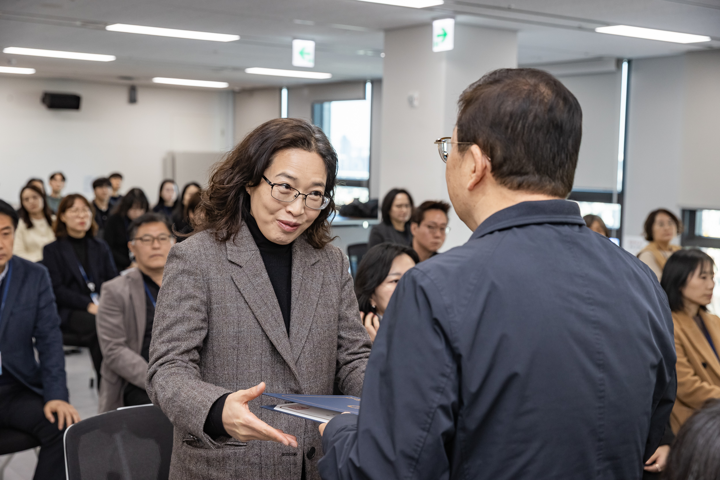 20251226-2026년 상반기 정기인사 발령장 수여식 20251226-54948_L_203815.jpg