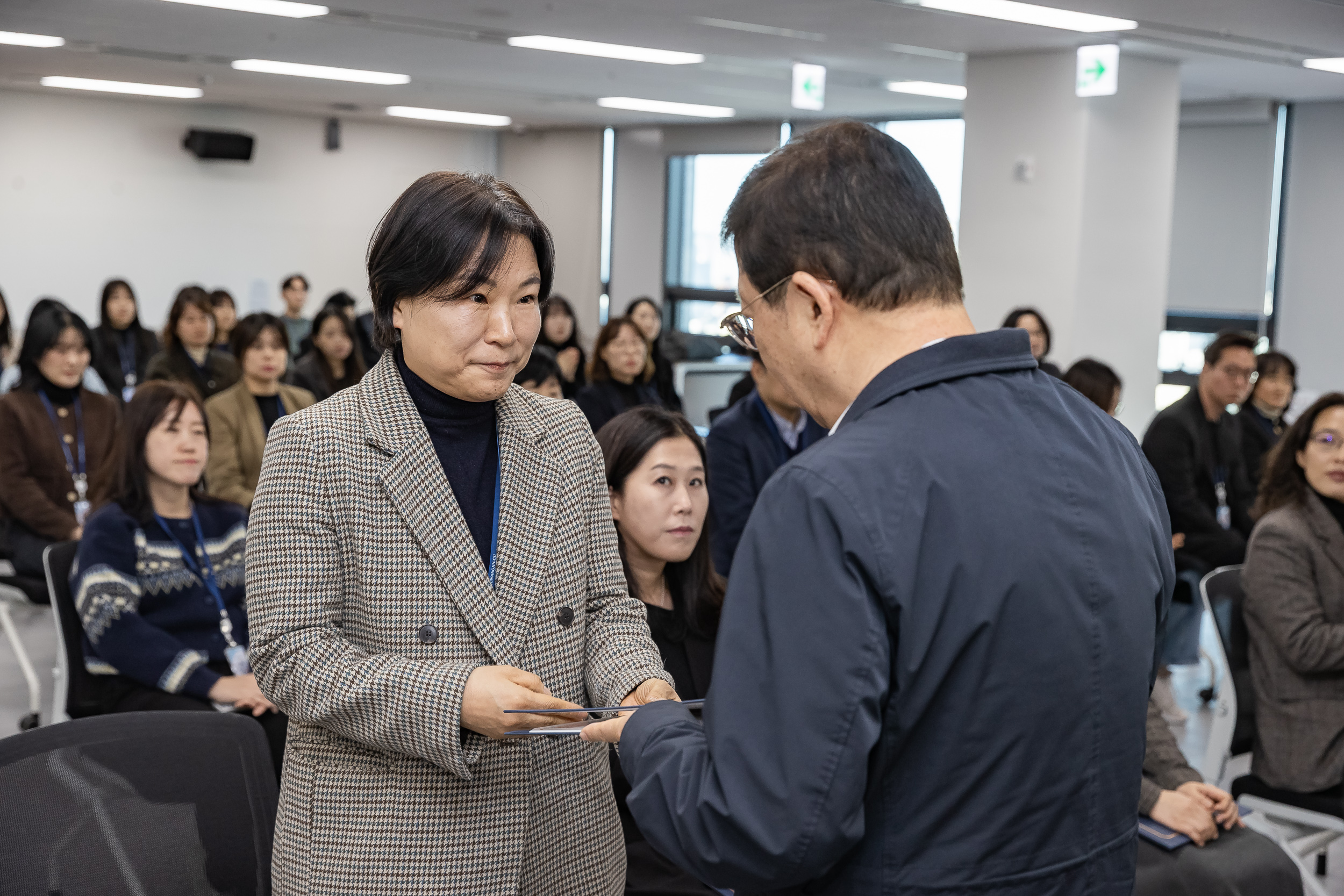 20251226-2026년 상반기 정기인사 발령장 수여식 20251226-54981_L_203815.jpg