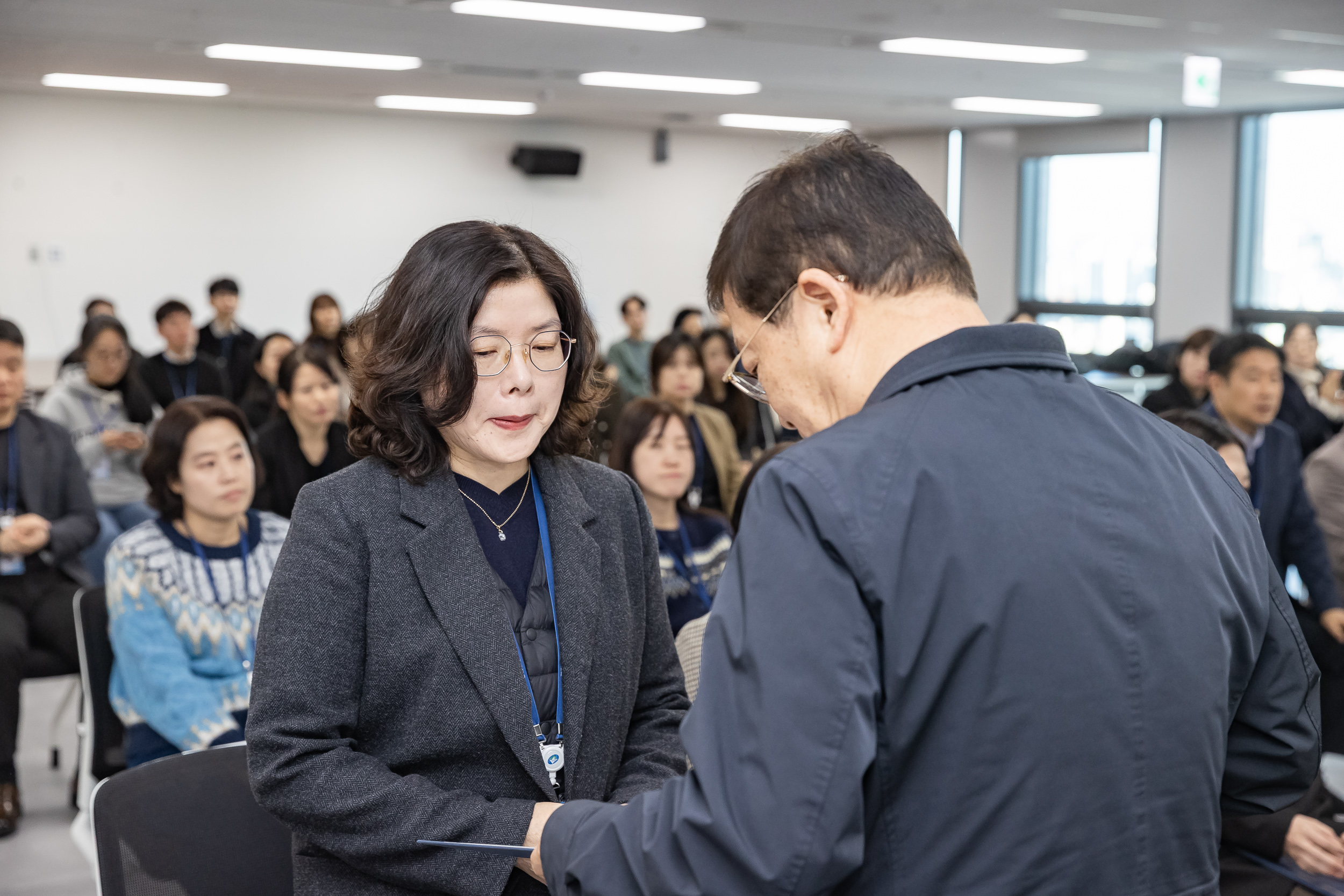 20251226-2026년 상반기 정기인사 발령장 수여식 20251226-54986_L_203815.jpg