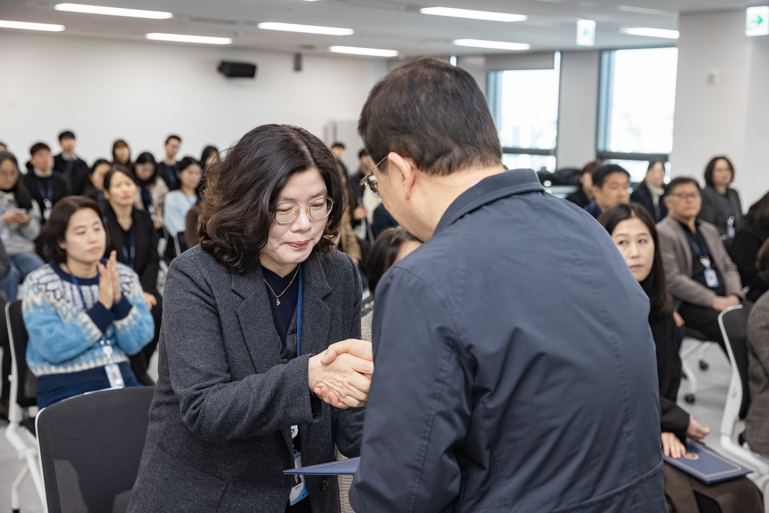 20251226-2026년 상반기 정기인사 발령장 수여식 20251226-54992_L_203815.jpg